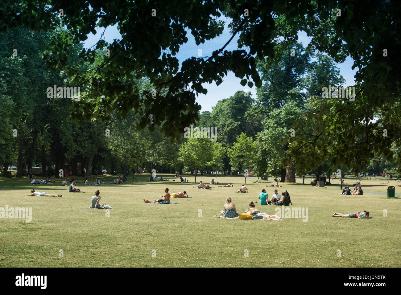 Vue générale de Clapham Common sous le soleil d'après-midi d'été, Londres, Angleterre, Royaume-Uni Banque D'Images