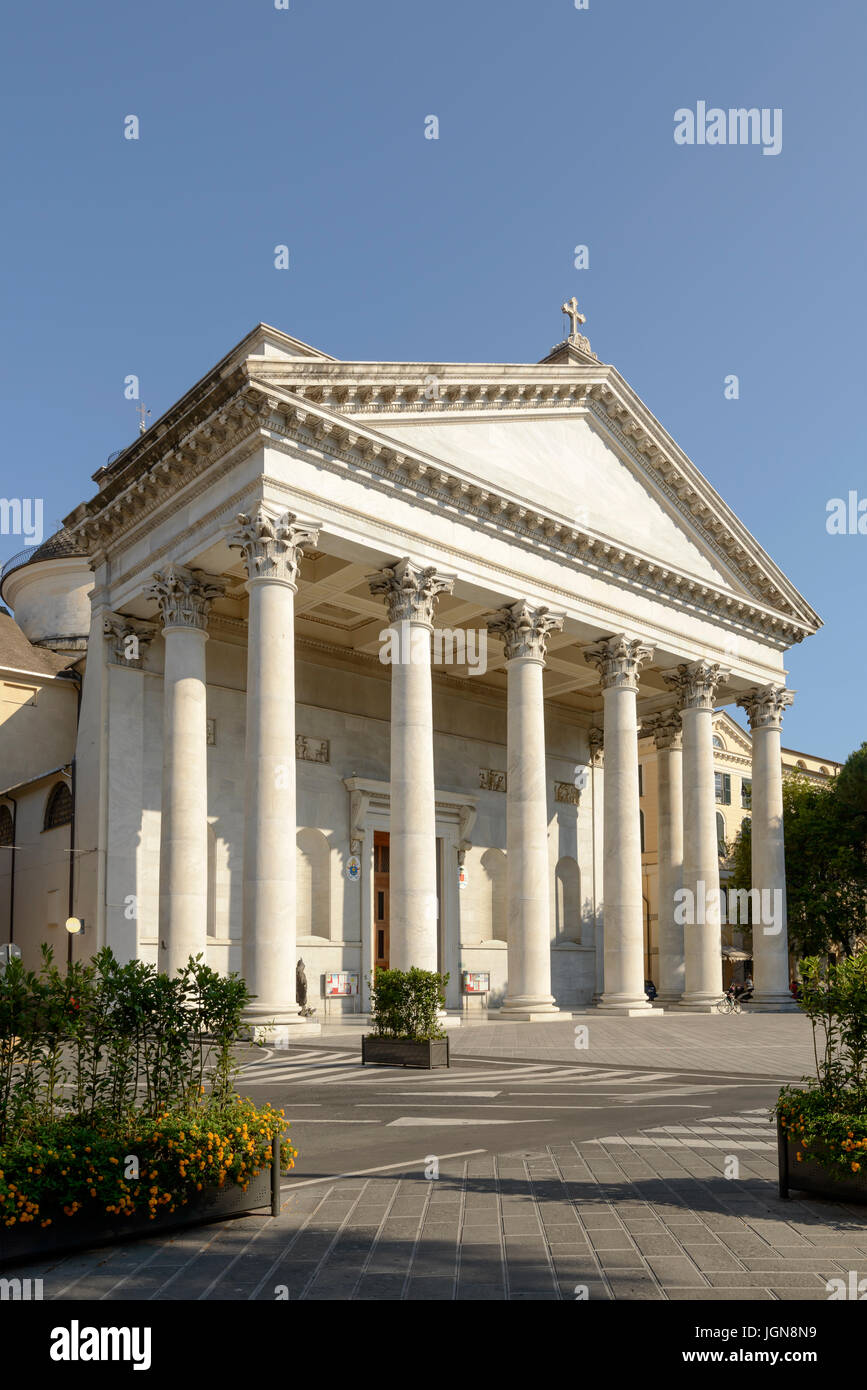 Façade de l'ancienne cathédrale néoclassique tourné à petite ville méditerranéenne de Chiavari, Genova, Liguria, Italie Banque D'Images