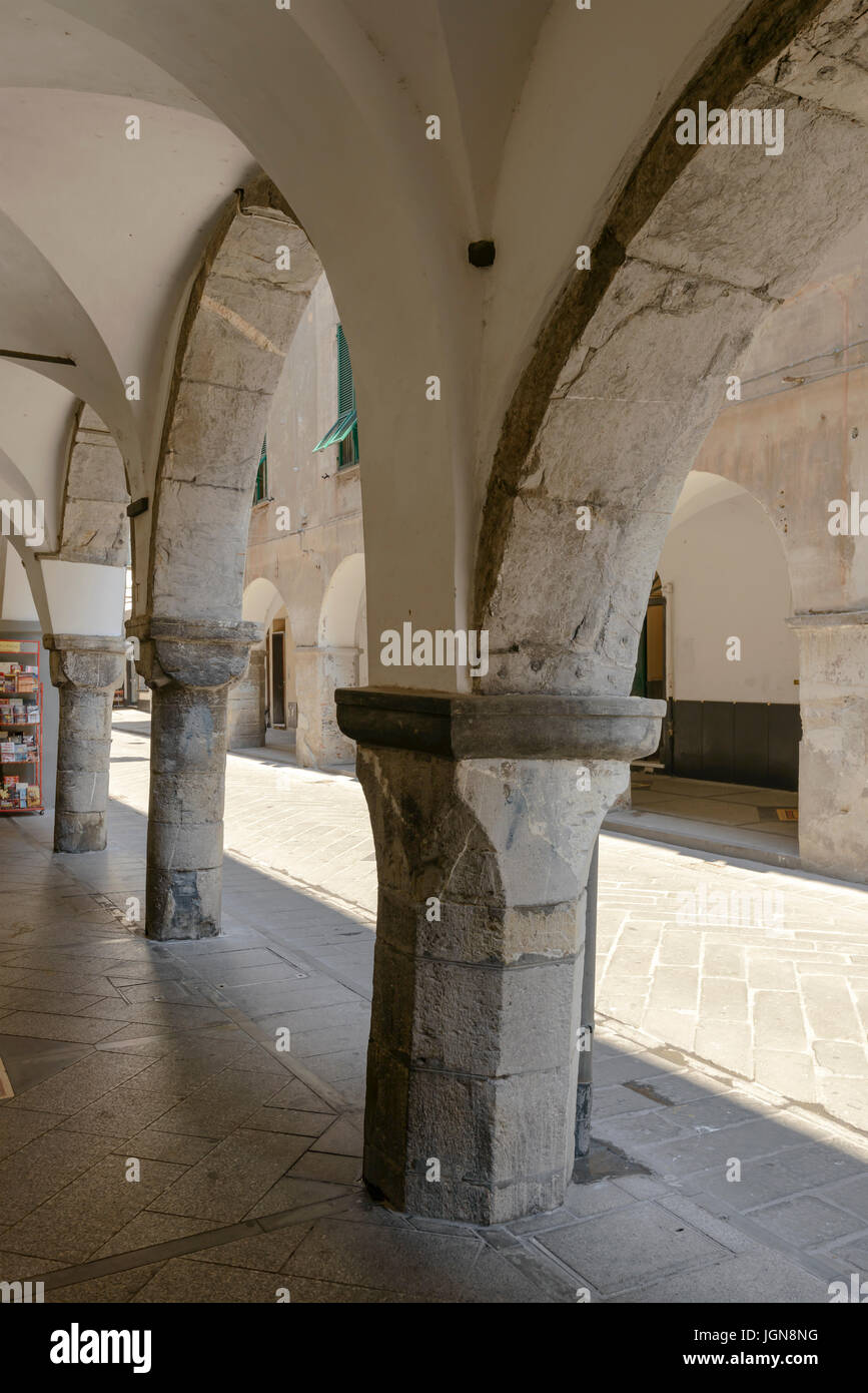 Des arches en pierre et des piliers à l'ancien passage couvert médiéval, tourné à petite ville méditerranéenne de Chiavari, Genova, Liguria, Italie Banque D'Images