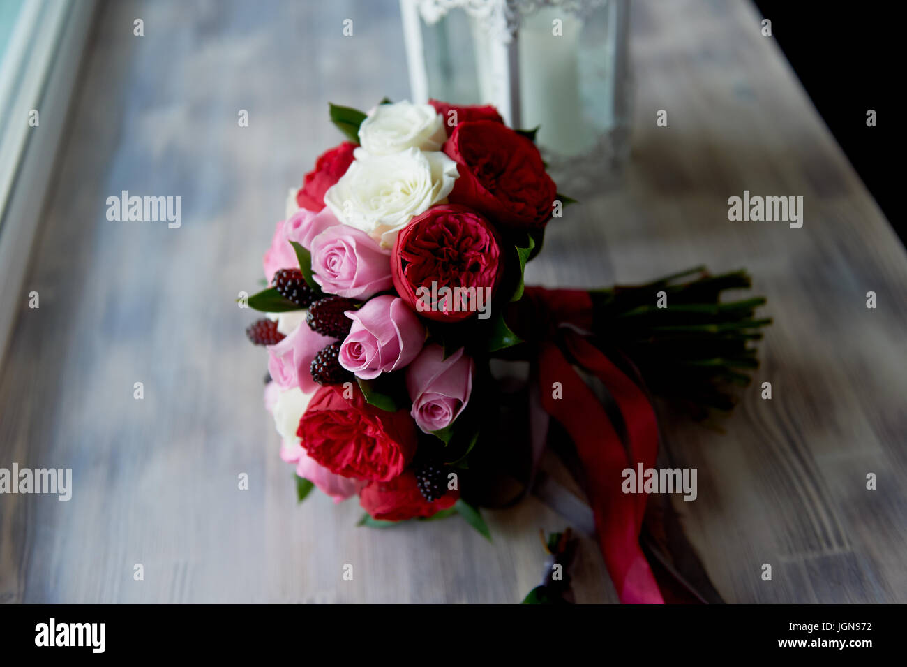 Bouquet de mariée mariage en rouge, rose, blanc.Fleurs Mariage, articles et  accessoires de mariage Photo Stock - Alamy