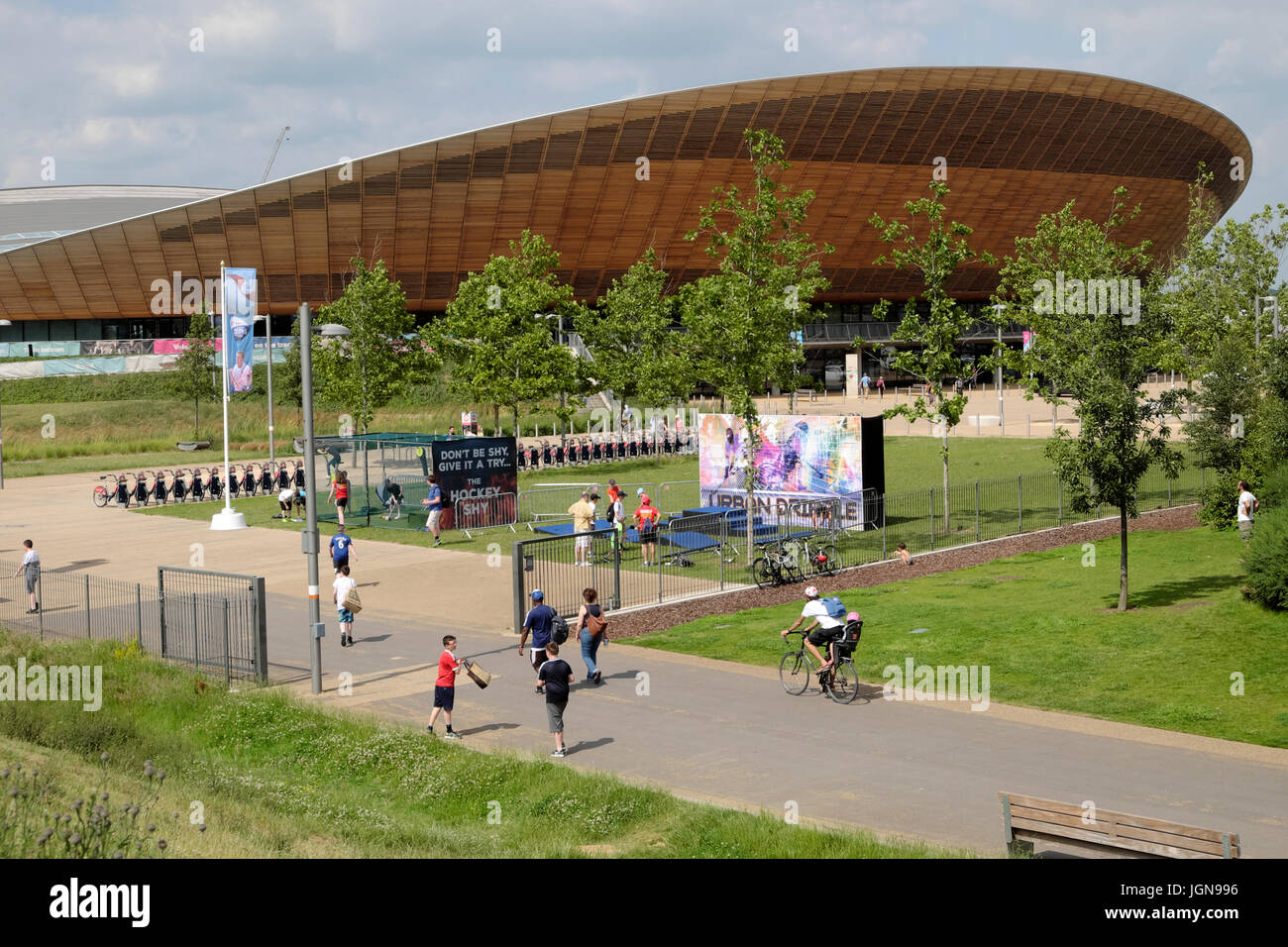 Les familles qui se promênent au Vélodrome du parc olympique Queen Elizabeth à Stratford, Newham East London England UK KATHY DEWITT Banque D'Images