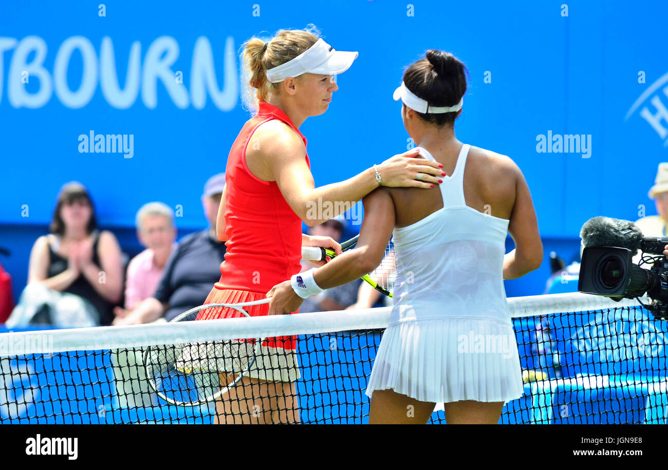 Caroline Wozniacki (Danemark) réconfortant Heather Watson (GB) après avoir battu les autres dans la demi-finale de l'Aegon International, Eastbourne 2017 Banque D'Images