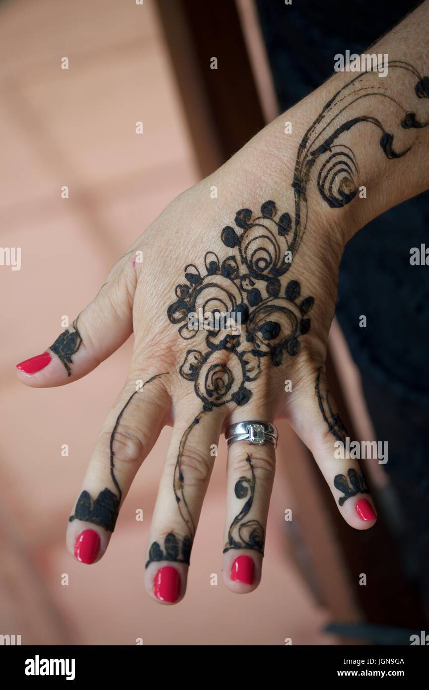 Mariée obtenir le henné sur les mains, Moshi, Tanzanie Banque D'Images