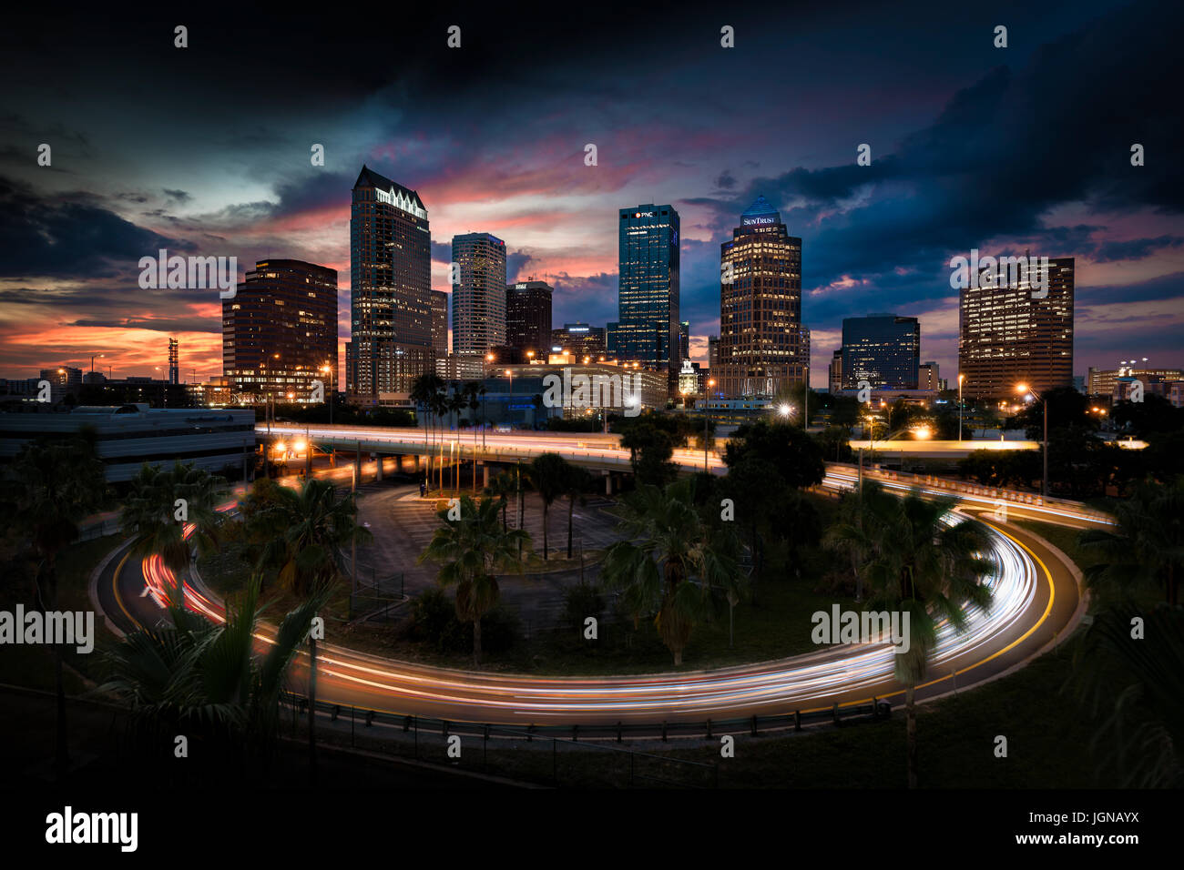 Des sentiers de lumière cercle voitures pendant le crépuscule, à Tampa, Floride, USA Banque D'Images