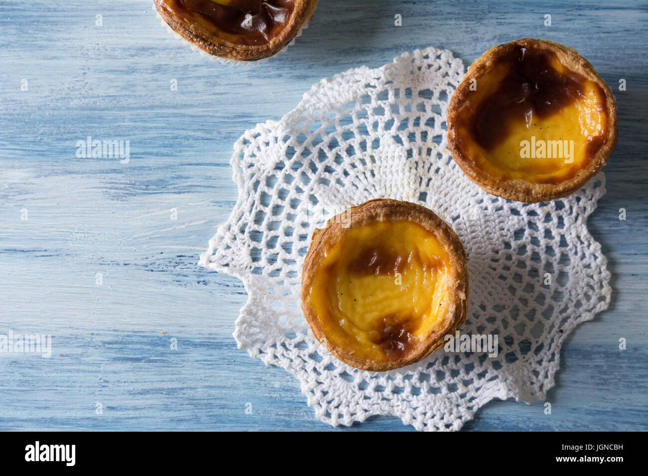 Pastel de Belém (pastel de nata) - Tarte feuilletée oeuf portugais Banque D'Images