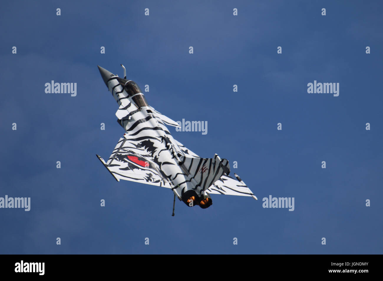 Yeovilton, Somerset Yeovilton, 8 juillet 2017 un cadre coloré à rayures tigres Rafale M de la marine française l'avion est de 11 Flotille dont l'insigne est un tigre et l'avion a été peint dans les couleurs de l'OTAN pour Tiger Tiger Meet qui voit les avions de l'OTAN avec badges tiger Crédit : David Billinge répondre/Alamy Live News Banque D'Images