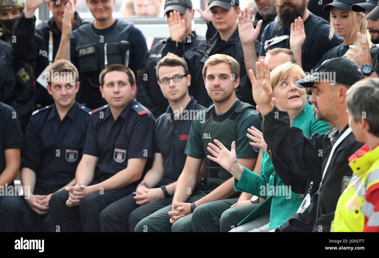 Hambourg, Allemagne. 8 juillet, 2017. La chancelière allemande, Angela Merkel (CDU) lui donne sa grâce à des policiers et des employés de la douane ainsi que la Croix-Rouge à Hambourg, Allemagne, 8 juillet 2017. Les fonctionnaires ont travaillé pendant le Sommet du G20. Photo : AFP/Patrik Stollarz extérieure/dpa/Alamy Live News Banque D'Images