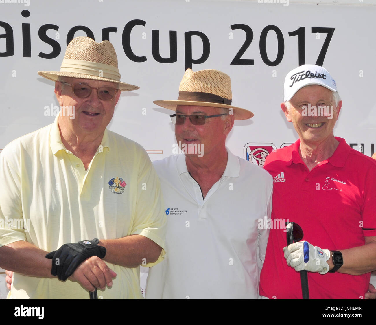 Bad Griesbach, Allemagne. 8 juillet, 2017. Alois Hartl, Président de la station de Golf Drei Quellen Therme Bad Griesbach (l), légende du football Franz Beckenbauer et entrepreneur Hans-Dieter Cleven, photographiés au cours de la Kaiser Cup Tournoi de golf, un événement de bienfaisance pour la Fondation Franz Beckenbauer, au Golf Resort de Drei Quellen Therme Bad Griesbach, Allemagne, le 8 juillet 2017. Photo : Ursula Düren/dpa/Alamy Live News Banque D'Images