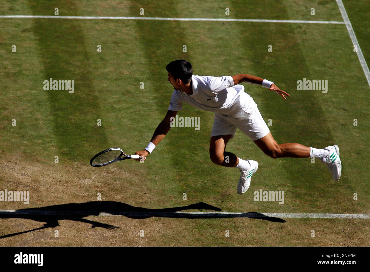 Londres, Royaume-Uni. 08 juillet, 2017. Wimbledon Tennis : Londres, 8 juillet, 2017 - La Serbie de Novak Djokovic en action contre Ernests Gulbis au cours de l'action du troisième cycle à Wimbledon. Crédit : Adam Stoltman/Alamy Live News Banque D'Images