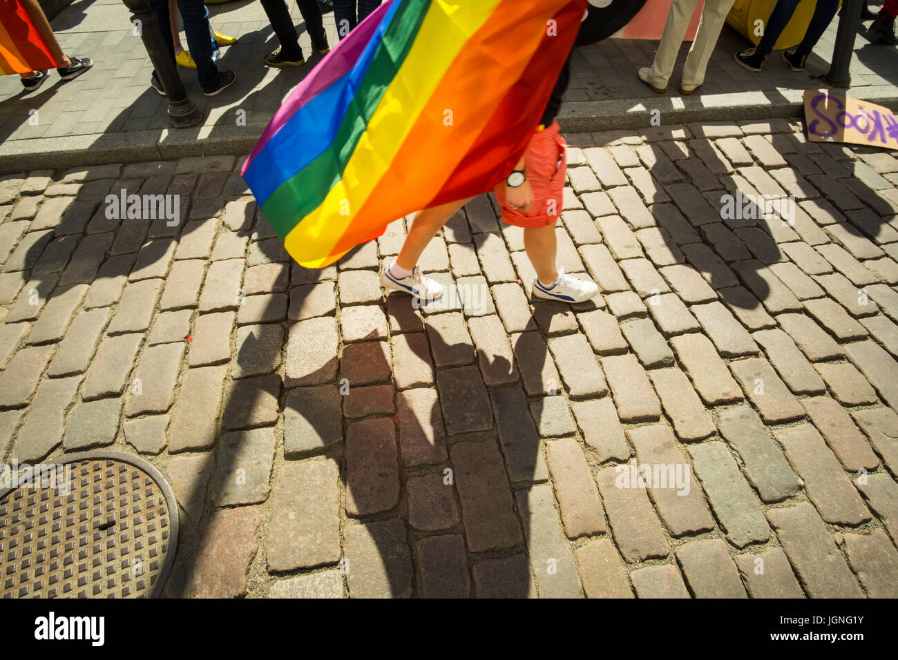 Tallinn, Estonie, 08 juillet 2017. Ouverture de promenades à travers la vieille ville de Tallinn au cours de la gay pride de Tallinn. La Gay Pride de Tallinn est organisé pour la première fois en 10 ans et réuni autour de 1800 personnes. L'Estonie est l'hôte de la présidence de l'UE de juillet à décembre 2017. Nicolas Bouvy/Alamy live news Banque D'Images