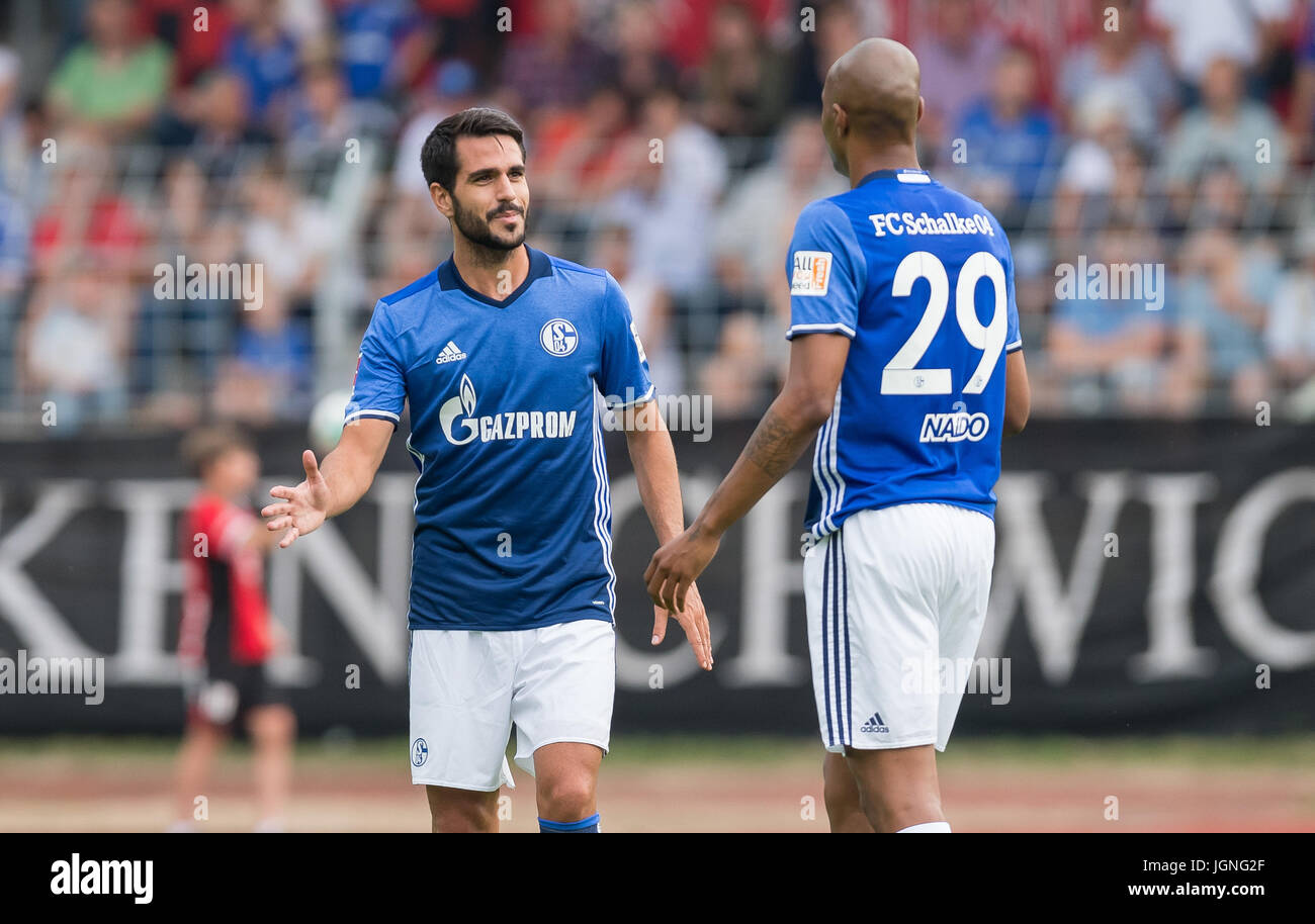 Schalke est Pablo Insua (l) indique à son équipe collègue Naldo durant la coupe test match entre Erkenschwick-mer et le FC Schalke 04 à Oer-Erkenschwick, Allemagne, le 8 juillet 2017. Photo : Guido Kirchner/dpa Banque D'Images