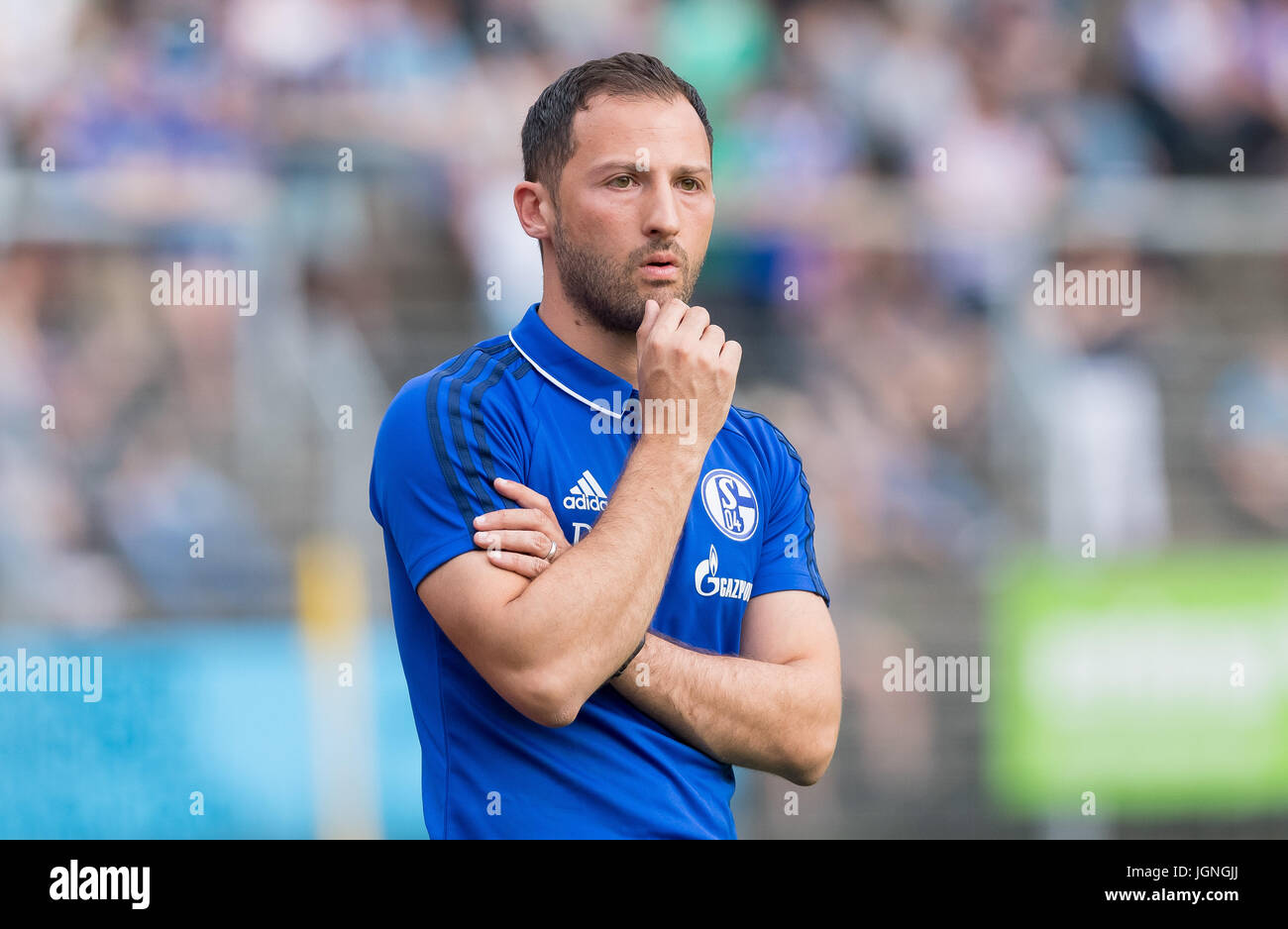 L'entraîneur de Schalke Domenico Tedesco réagit au cours de la test-match de soccer entre Erkenschwick-mer et le FC Schalke 04 à Oer-Erkenschwick, Allemagne, le 8 juillet 2017. Photo : Guido Kirchner/dpa Banque D'Images