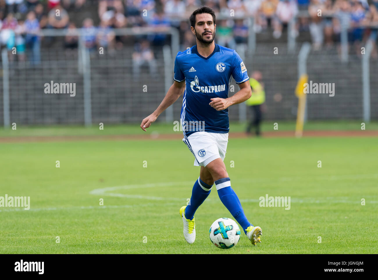 Schalke est Pablo Insua en action au cours de la test-match de soccer entre Erkenschwick-mer et le FC Schalke 04 à Oer-Erkenschwick, Allemagne, le 8 juillet 2017. Photo : Guido Kirchner/dpa Banque D'Images
