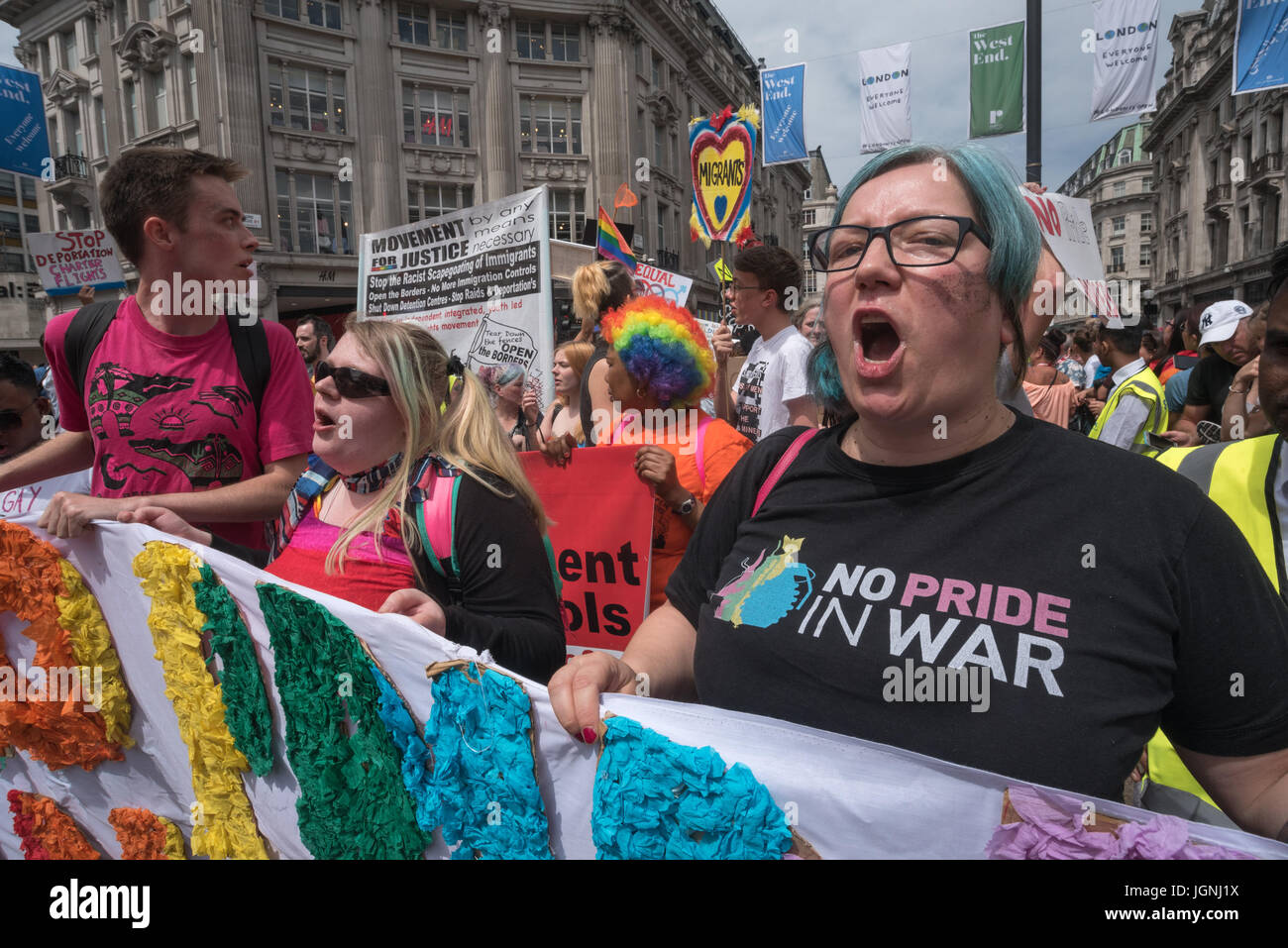 Londres, Royaume-Uni. 8e juillet 2017. Les droits des migrants et la fierté de blocage Bloc antiraciste vélo à Oxford Circus pour récupérer de fierté comme une protestation, Crédit : Peter Marshall/Alamy Live News Banque D'Images