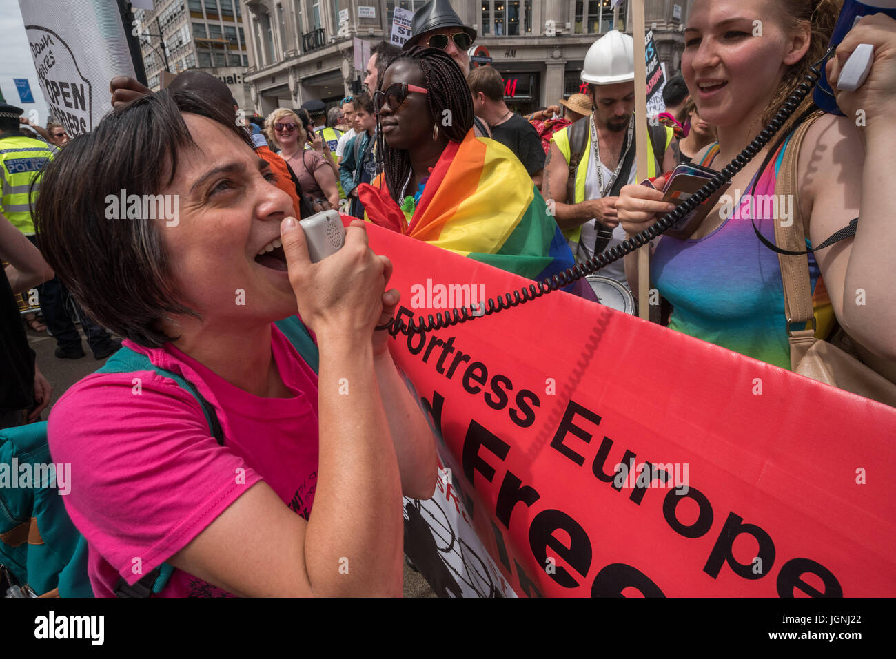 Londres, Royaume-Uni. 8e juillet 2017. Les droits des migrants et la fierté de blocage Bloc antiraciste vélo à Oxford Circus pour récupérer de fierté comme une protestation, Crédit : Peter Marshall/Alamy Live News Banque D'Images