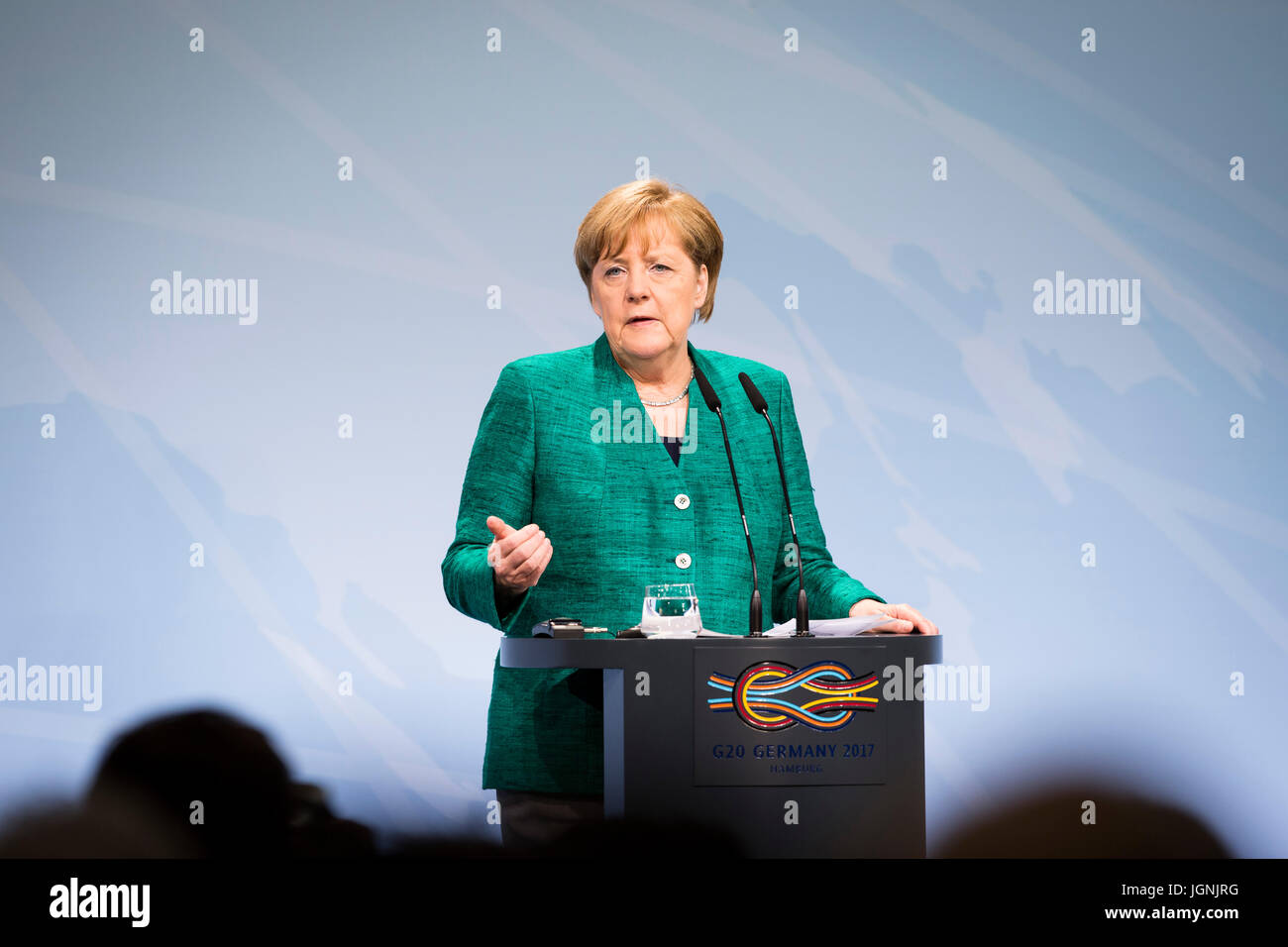 La chancelière allemande Angela Merkel lors d'une conférence de presse à l'issue des deux jours de réunion au sommet du G20 des dirigeants du monde le 8 juillet 2017 à Hambourg, Allemagne. (Bundesregierung/Steins par Planetpix) Banque D'Images