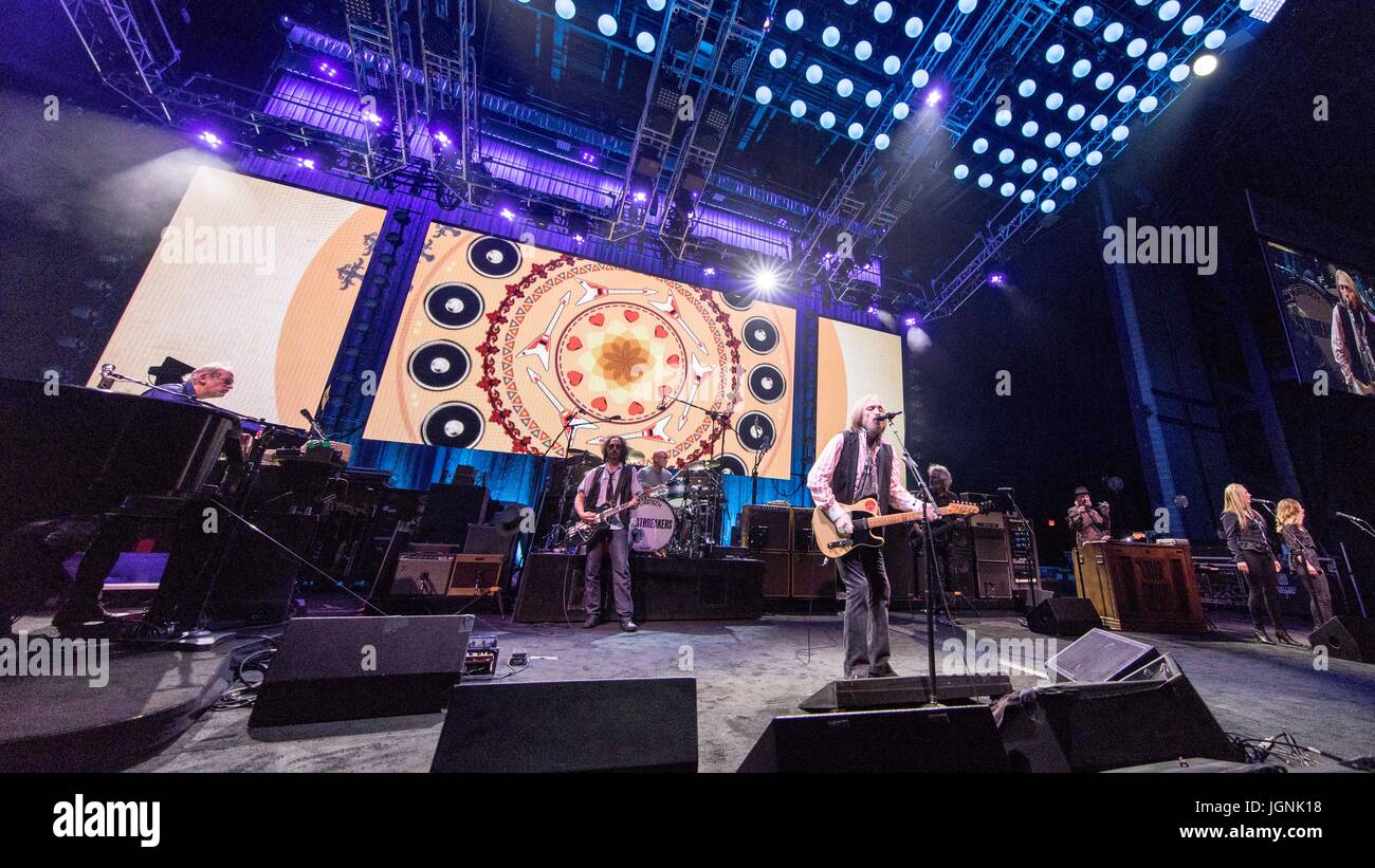 Milwaukee, Wisconsin, États-Unis. 6 juillet, 2017. BENMONT TENCH, MIKE CAMPBELL, Steve Ferrone, Tom Petty, RON BLAIR, SCOTT THURSTON, CHARLEY WEBB et HATTIE WEBB de Tom Petty and the Heartbreakers effectue live au Festival Park pendant Henry Maier Summerfest à Milwaukee, Wisconsin Crédit : Daniel DeSlover/ZUMA/Alamy Fil Live News Banque D'Images