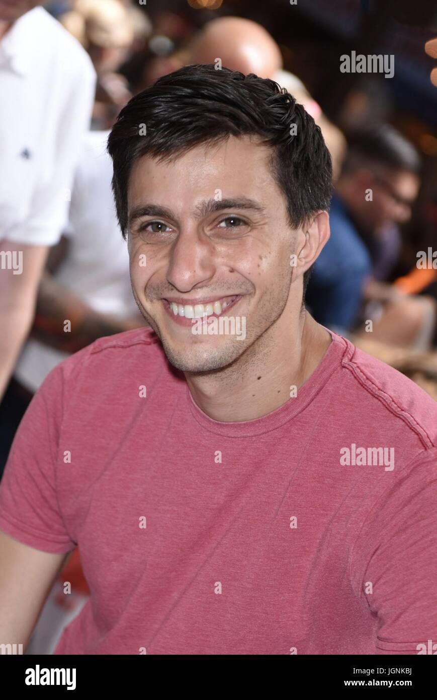 New York, NY, USA. 8 juillet, 2017. Gideon Glick vu à Broadway aboie dehors et environ pour la célébrité Candids - SAT, New York, NY 8 juillet 2017. Credit : Derek Storm/Everett Collection/Alamy Live News Banque D'Images