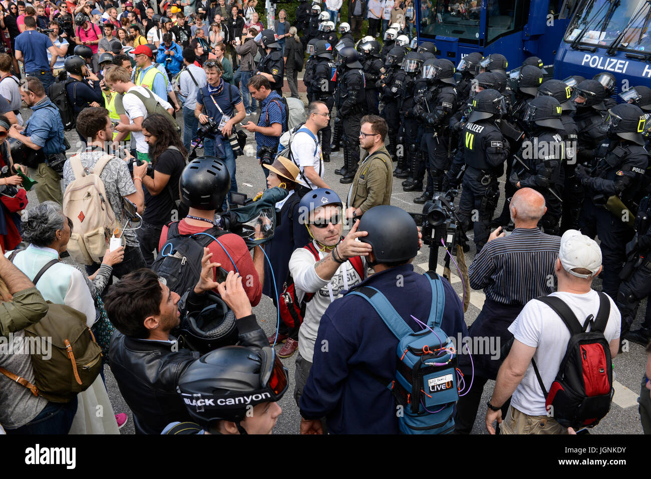 Hambourg, Allemagne. 8e juillet, 2017. Protestation le St Pauli contre sommet du G-20 en juillet 2017 / Deutschland, Hambourg, St Pauli, protestation Demo gegen G20 à Hambourg Gipfel Crédit : Joerg Boethling/Alamy Live News Banque D'Images