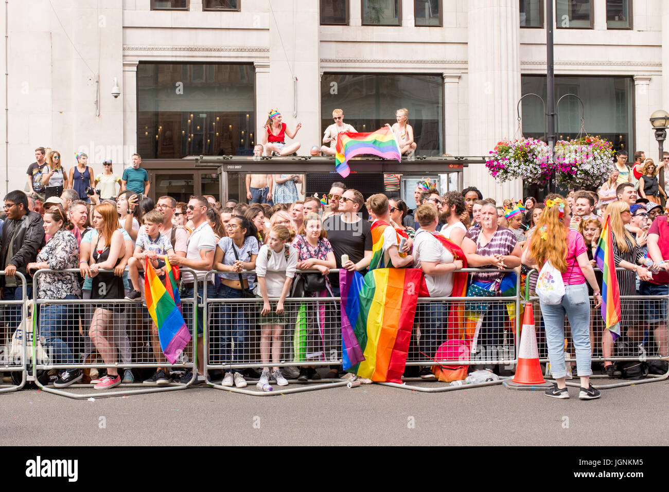 Londres, Royaume-Uni. 8 juillet, 2017. Regarder la foule à Londres Pride Parade 2017. Des milliers de personnes LGBT annuel défilé dans la capitale. Credit : Nicola Ferrari/Alamy Live News Banque D'Images