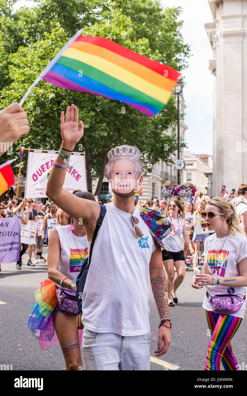 Londres, Royaume-Uni. 8 juillet, 2017. Homme portant un masque de forme de la Reine Elizabeth à Londres Pride. Des milliers de personnes LGBT annuel défilé dans la capitale. Credit : Nicola Ferrari/Alamy Live News Banque D'Images
