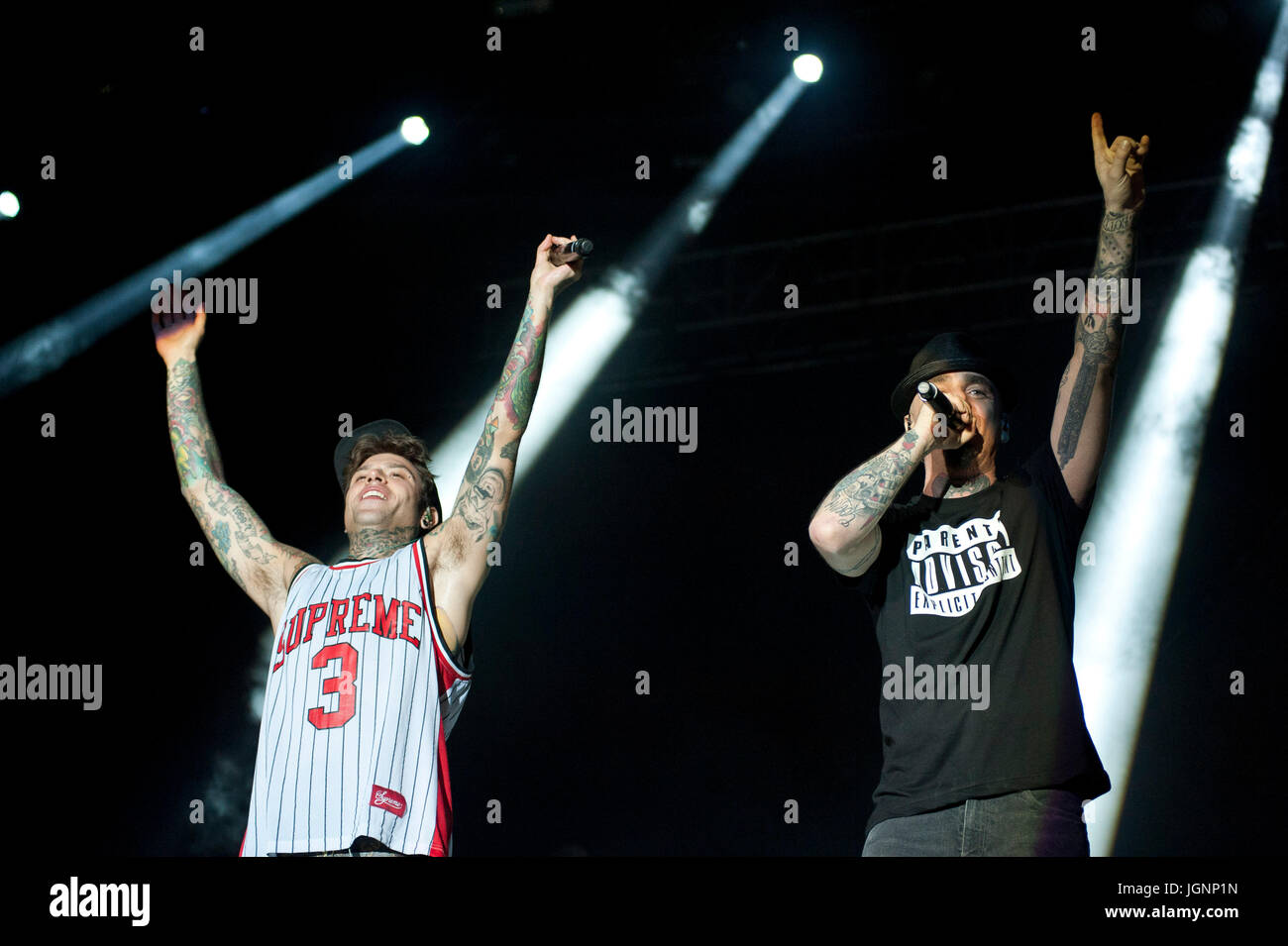 Rome, Italie. 08 juillet, 2017. JAX et FEDEZ en concert au rock des services postpayés à Rome dans la photo J AX et Fedez Crédit : IPA/Alamy Live News Banque D'Images