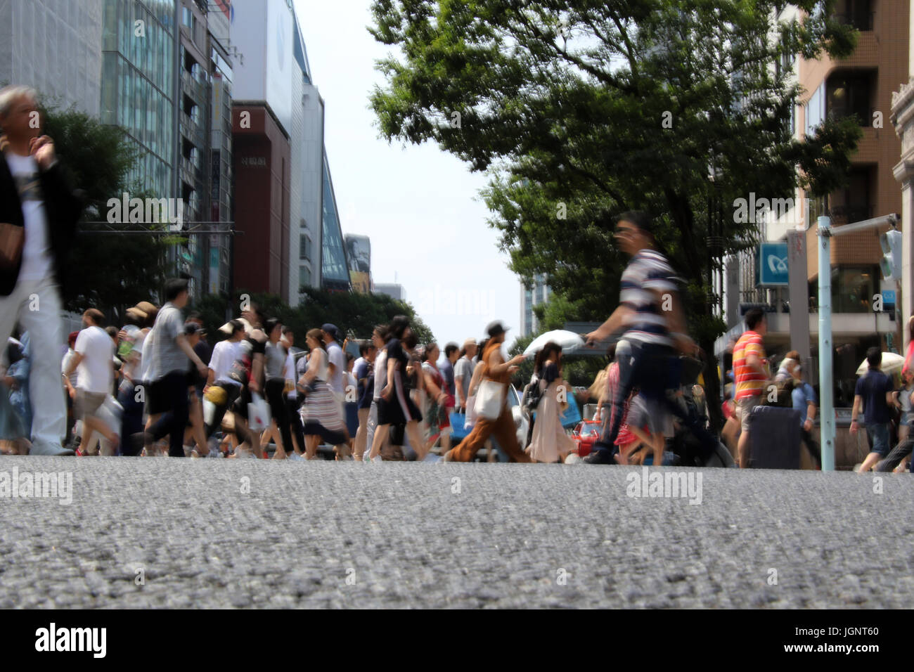 Tokyo, Japon. 09 juillet 2017. Les gens se promener à Ginza, le quartier de la mode à Tokyo le 9 juillet 2017. Température de zone métropolitaine de Tokyo a grimpé plus de 30 degré Celsius comme vague de chaleur ont attaqué. Credit : Yoshio Tsunoda/AFLO/Alamy Live News Banque D'Images