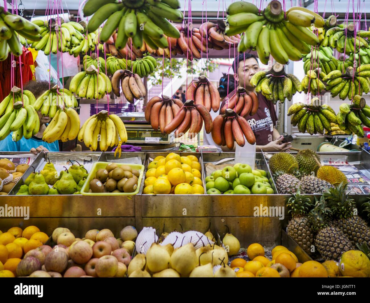 9 juillet 2017 - Singapour, Singapour - Un vendeur de fruits dans le Tiong Bahru market, au milieu de l'Tiong Bahru Housing Estate, a été le premier marché couvert à Singapour et est considéré comme l'un des meilleurs marchés de Singapour. Il a été construit en 1955 dans un effort d'organiser les vendeurs et prendre les rues du quartier. Tiong Bahru quartier est aujourd'hui l'un des quartiers les plus populaires de Singapour pour les expatriés et singapouriens. (Crédit Image : © Jack Kurtz via Zuma sur le fil) Banque D'Images