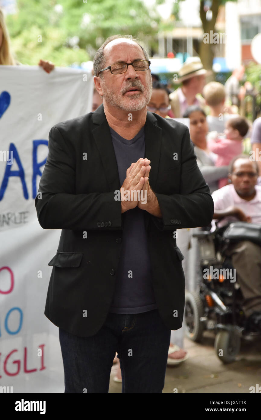 Great Ormond Street, Londres, Royaume-Uni. 09 juillet 2017. Le révérend Patrick Mahoney prie pour Charlie. Les parents de Charlie bébé Gard, Connie Yates et Chris Gard, main dans une pétition de plus de 350 000 signatures à l'hôpital Great Ormond Street Crédit : Matthieu Chattle/Alamy Live News Banque D'Images