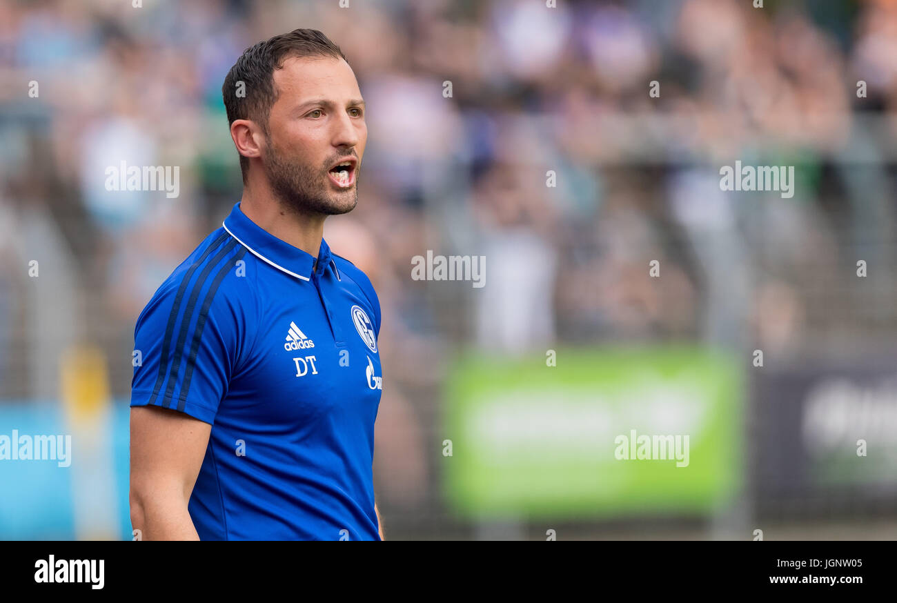 Le manager de Schalke Domenico Tedesco sur la ligne de touche pendant le match de football amical entre Erkenschwick-mer et le FC Schalke 04 à Oer-Erkenschwick, Allemagne, le 8 juillet 2017. Photo : Guido Kirchner/dpa Banque D'Images