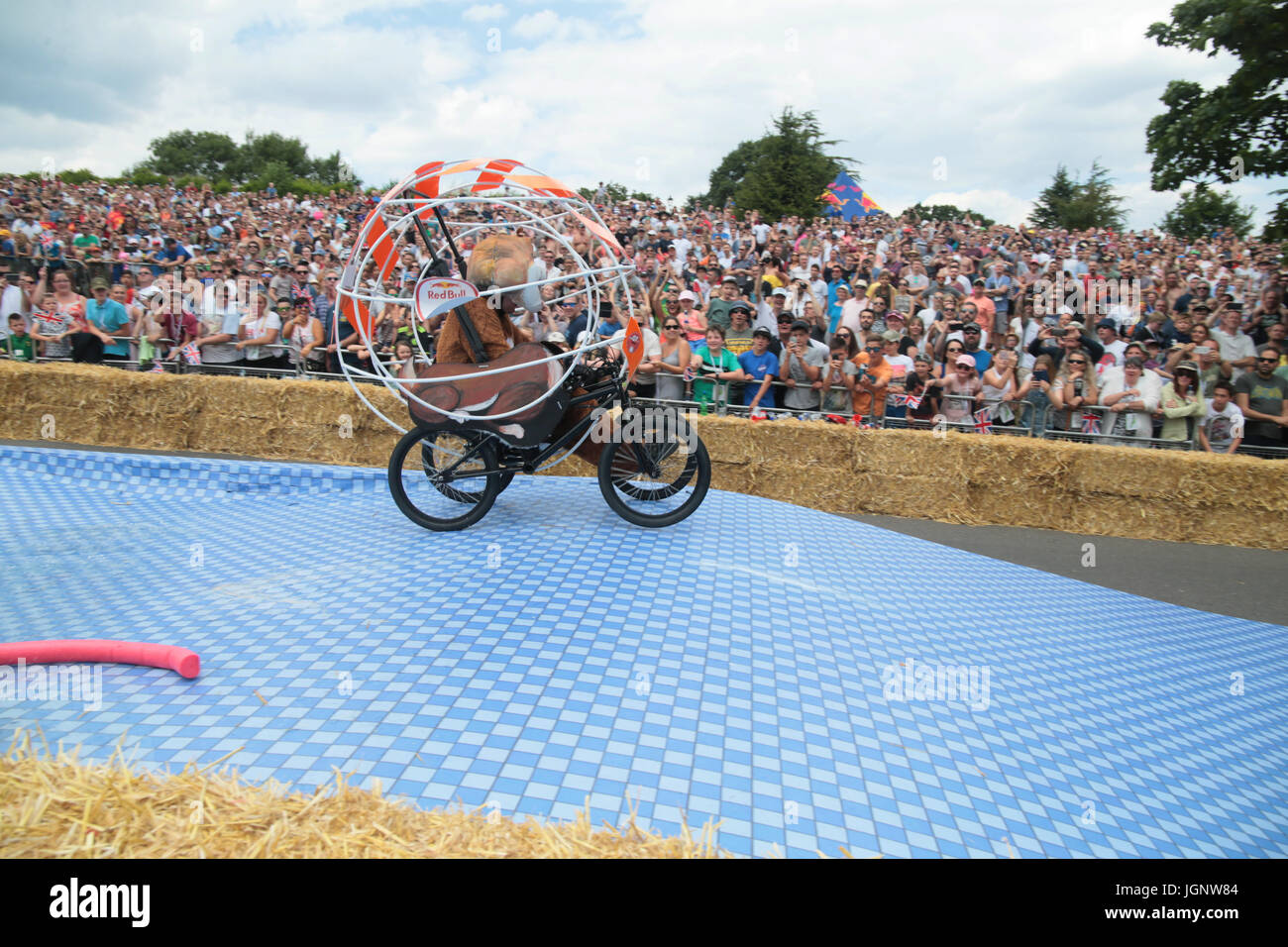 London UK. 09 juillet 2017 Alexandra Palace s'est félicité de la courses loufoques, ou des véhicules de boîtes à savon, aka gravity racer ou Red Bull soapbox Soapbox Race est un événement international dans lequel les pilotes amateurs des véhicules de course soapbox. Chaque machine fait-main est alimenté par rien mais simple courage cette unique non motorisés, les défis de l'événement de course les deux coureurs expérimentés et amateurs de concevoir et construire des machines et rêve soapbox en compétition contre la montre dans une course de descente. Crédit : Paul/Quezada-Neiman Alamy Live News Banque D'Images