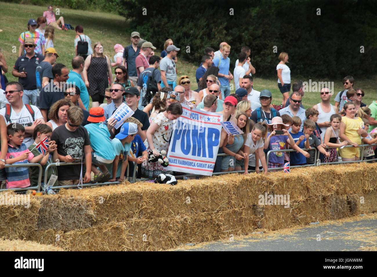 London UK. 09 juillet 2017 Alexandra Palace s'est félicité de la courses loufoques, ou des véhicules de boîtes à savon, aka gravity racer ou Red Bull soapbox Soapbox Race est un événement international dans lequel les pilotes amateurs des véhicules de course soapbox. Chaque machine fait-main est alimenté par rien mais simple courage cette unique non motorisés, les défis de l'événement de course les deux coureurs expérimentés et amateurs de concevoir et construire des machines et rêve soapbox en compétition contre la montre dans une course de descente. Crédit : Paul/Quezada-Neiman Alamy Live News Banque D'Images