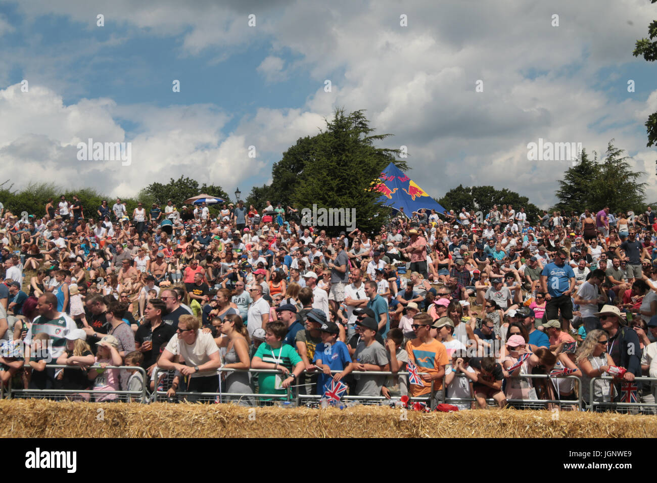 London UK. 09 juillet 2017 Alexandra Palace s'est félicité de la courses loufoques, ou des véhicules de boîtes à savon, aka gravity racer ou Red Bull soapbox Soapbox Race est un événement international dans lequel les pilotes amateurs des véhicules de course soapbox. Chaque machine fait-main est alimenté par rien mais simple courage cette unique non motorisés, les défis de l'événement de course les deux coureurs expérimentés et amateurs de concevoir et construire des machines et rêve soapbox en compétition contre la montre dans une course de descente. Crédit : Paul/Quezada-Neiman Alamy Live News Banque D'Images