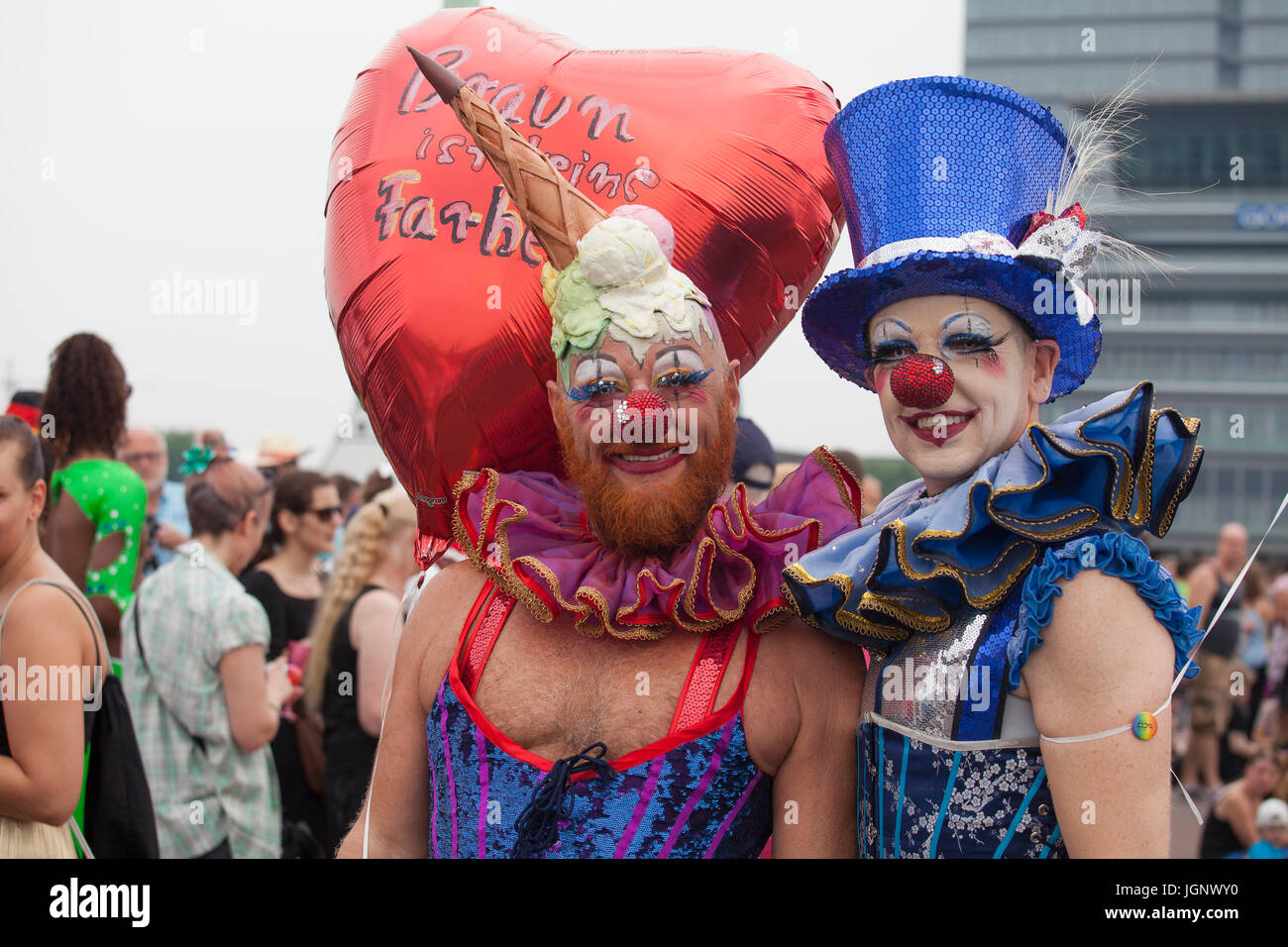 Cologne, Allemagne. 09 juillet 2017. CSD (Christopher Street Day) gay pride parade à Cologne, Allemagne. Le défilé de cette année avait pour thème "Plus jamais". La CDD est l'une des des plus grandes d'Europe. Credit : Yulia Reznikov/Alamy Live News Banque D'Images