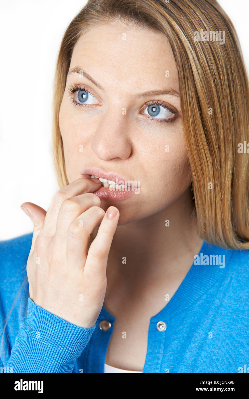 Studio Shot of Woman Biting Nails nerveux Banque D'Images