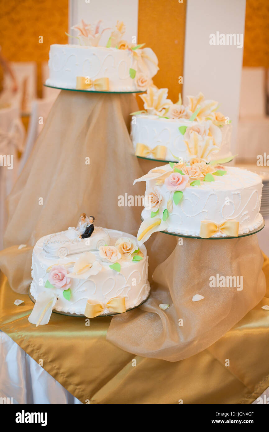 Quatre Gateaux De Mariage Blanc Sur Un Support Decore De Fleurs Et D Une Figurine De Marie Et Mariee En Voiture Blanche Bonbons Mariage Party Evenement Concept Photo Stock Alamy