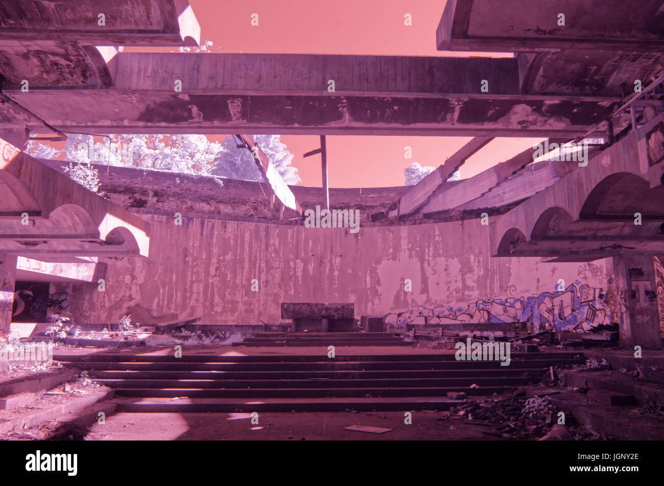 La photographie infrarouge infrarouge photos photos des ruines de St Peter's Seminary, Cardross, Ecosse, 2012 hauteur de son délabrement avant restauration Banque D'Images