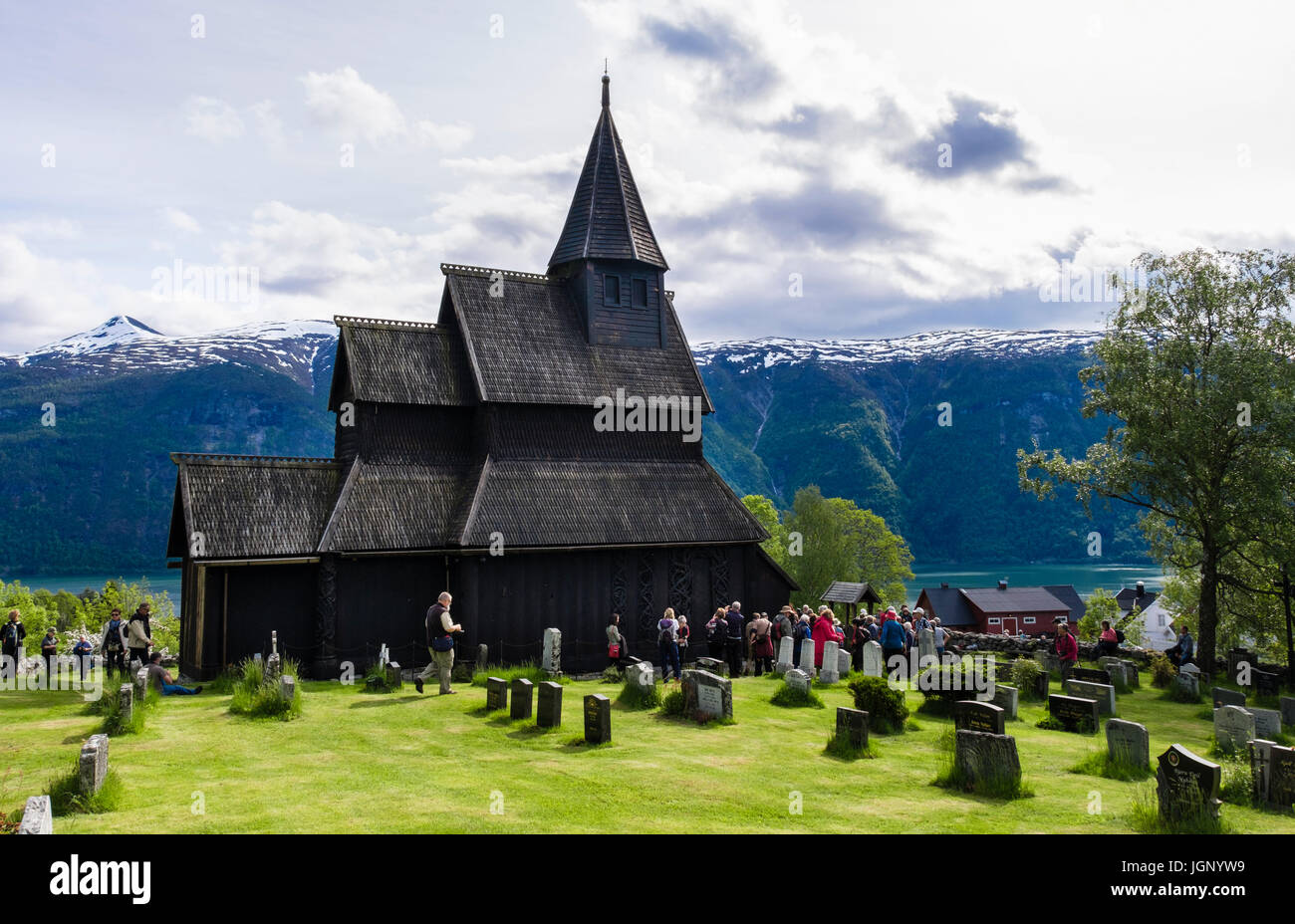 12e siècle Urnes Stavkyrkje ou église 1132 est la plus ancienne dans le pays, avec les touristes en visite. Ornes, Eldoquin, Sogn og Fjordane, Norvège, Scandinavie Banque D'Images