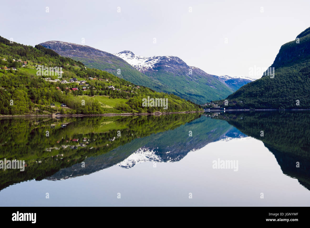 Réflexions en eaux calmes de Nordfjorden Fjord sur la côte ouest de la Norvège, près de l'ancien comté de Sogn og Fjordane, Norvège, Scandinavie, Europe Banque D'Images