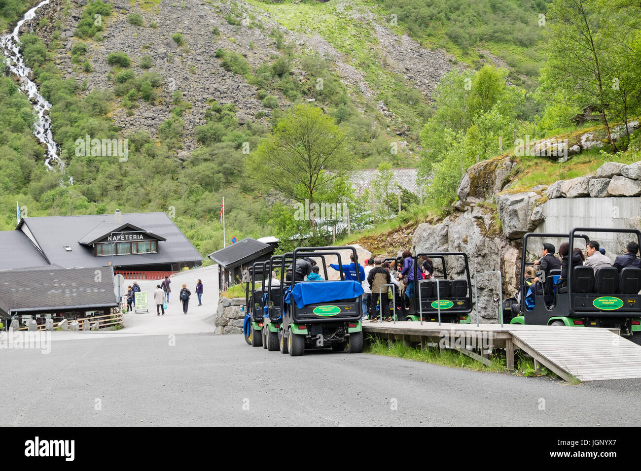 Voitures Troll de transport pour les touristes à prendre ou Briksdalsbreen Glacier Briksdal dans Briksdalen ou Briks valley Stryn Sogn og Fjordane Norvège Banque D'Images