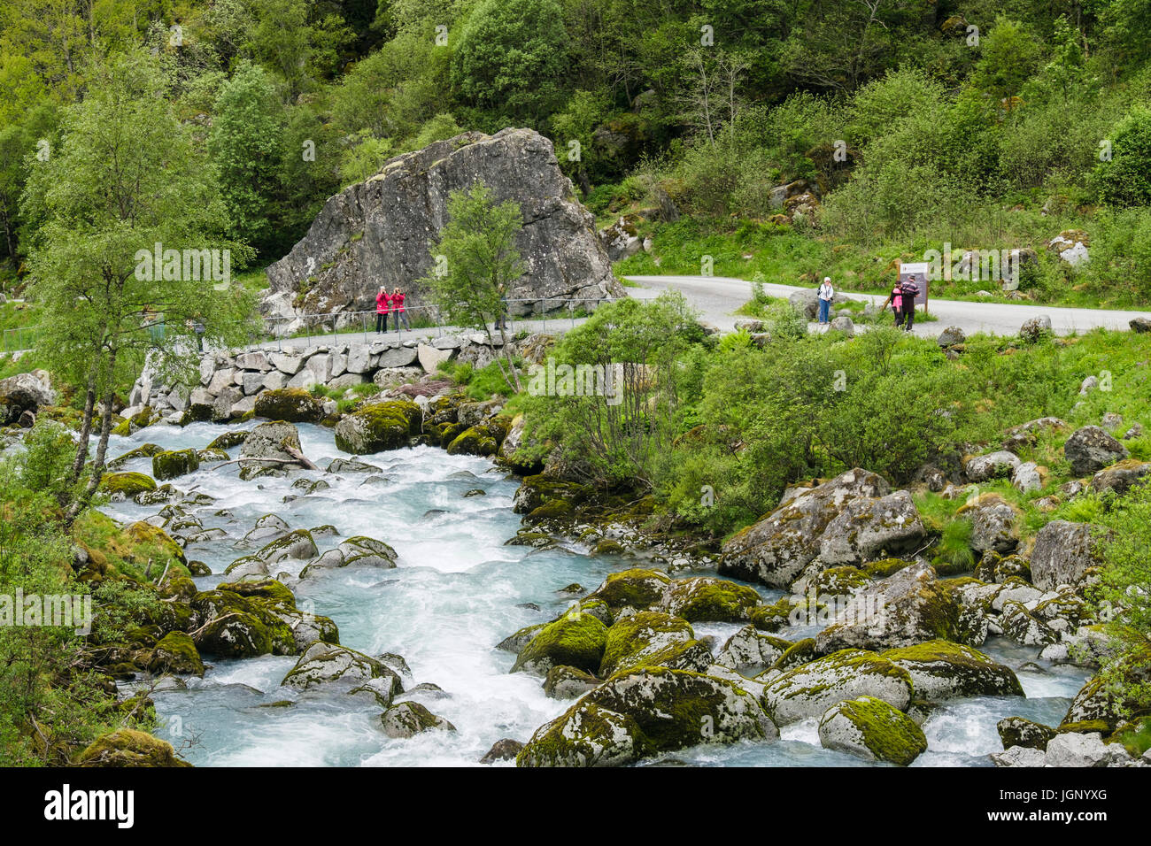 Rivière et sentier touristique de Briksdalsbreen Glacier Briksdal ou par Briksdalen ou Briks Valley dans le Parc National de Jostedalsbreen. Sogn og Fjord Norway Banque D'Images