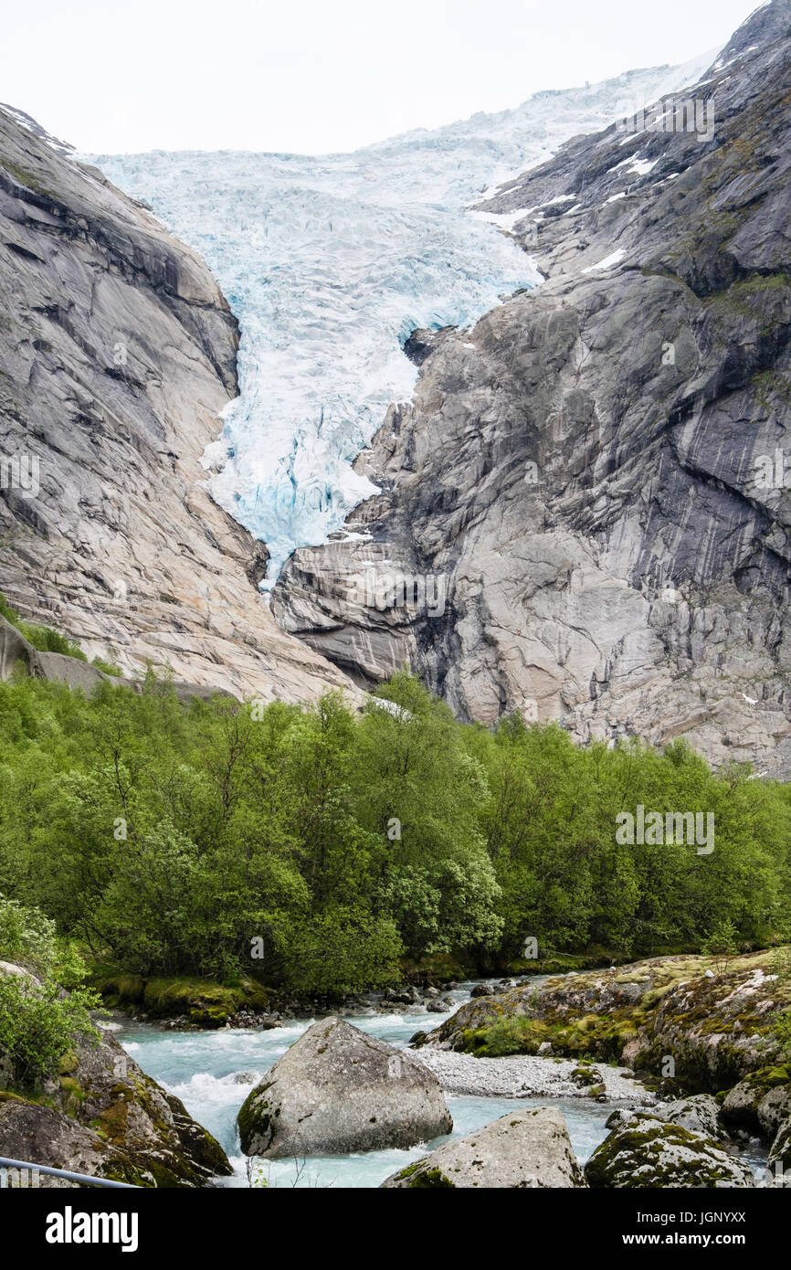 Vue le long de la rivière ou Briksdalsbreen Glacier Briksdal glacier Jostedalsbreen de bras en Briksdalen dans le Parc National de Jostedalsbreen en été. La Norvège Banque D'Images