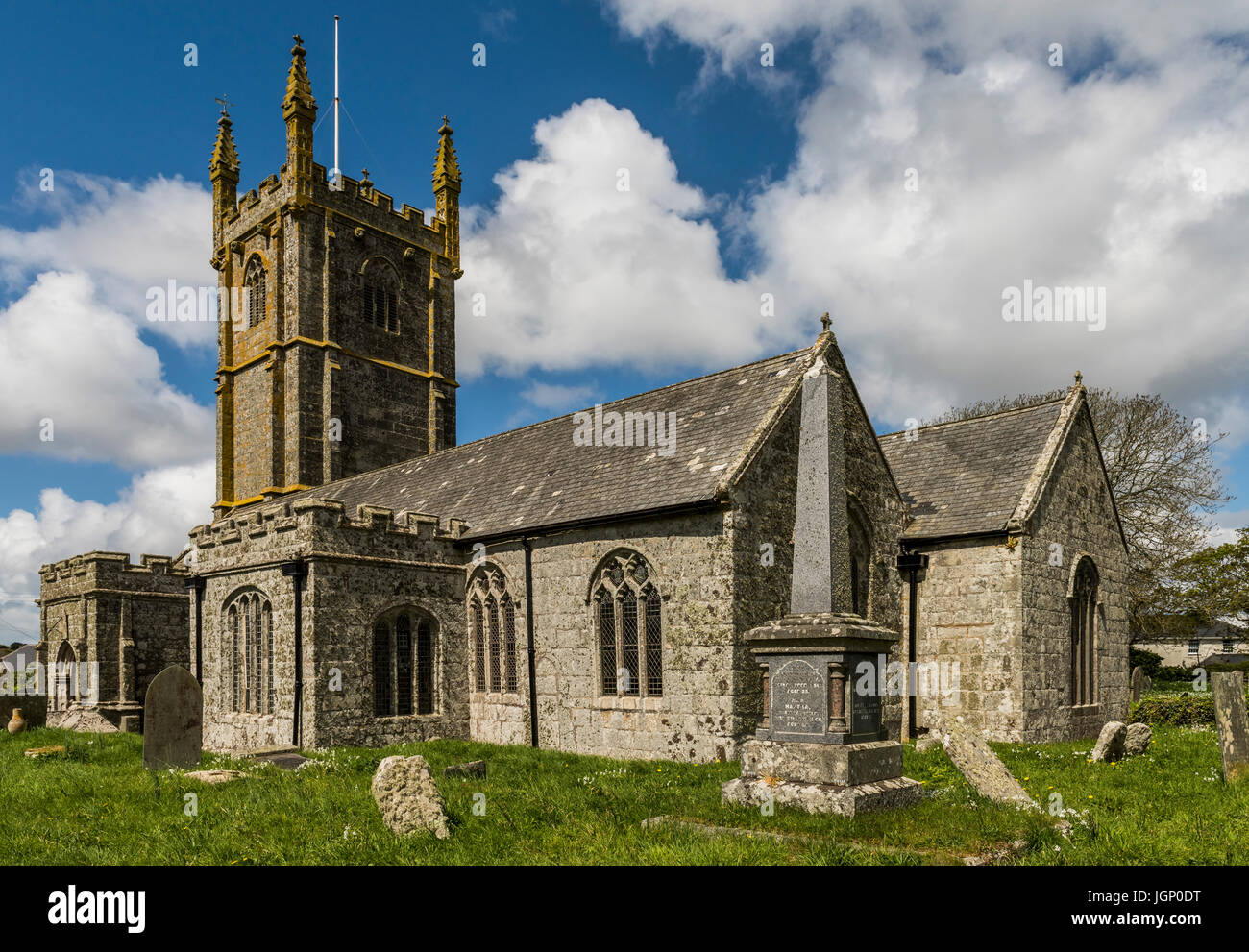 Breage - Angleterre St., 25 avril 2017 : anChurch avec Breage de Saint cimetière et des tombes sur un jour d'été. Banque D'Images