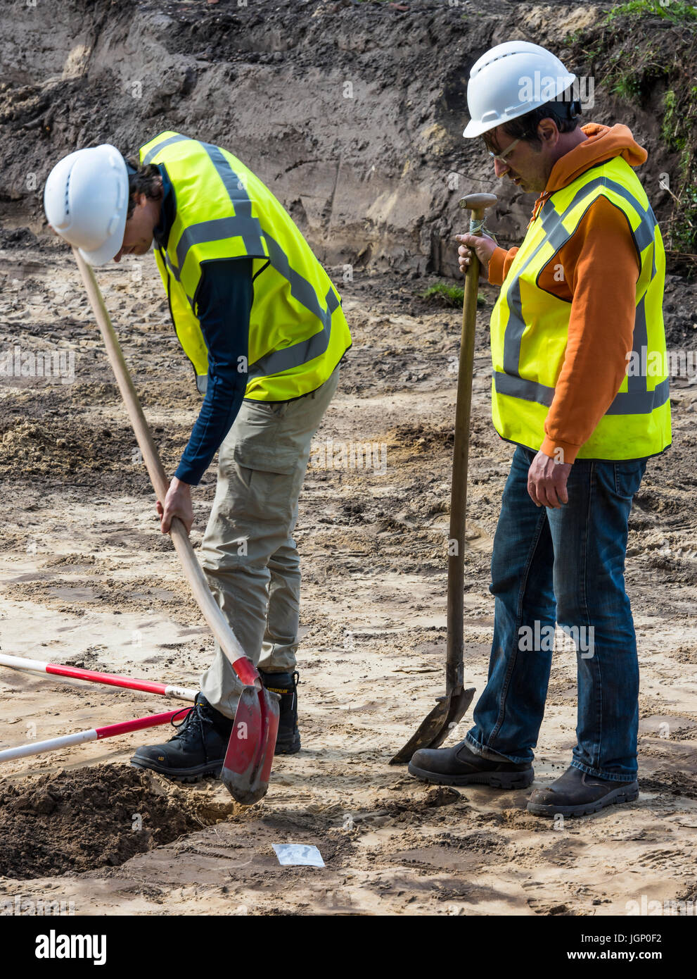 Driebergen, Pays-Bas - le 22 mars 2017 : Archéologie excavation avec deux homme creuser dans le sol à Driebergen, Pays-Bas. Banque D'Images