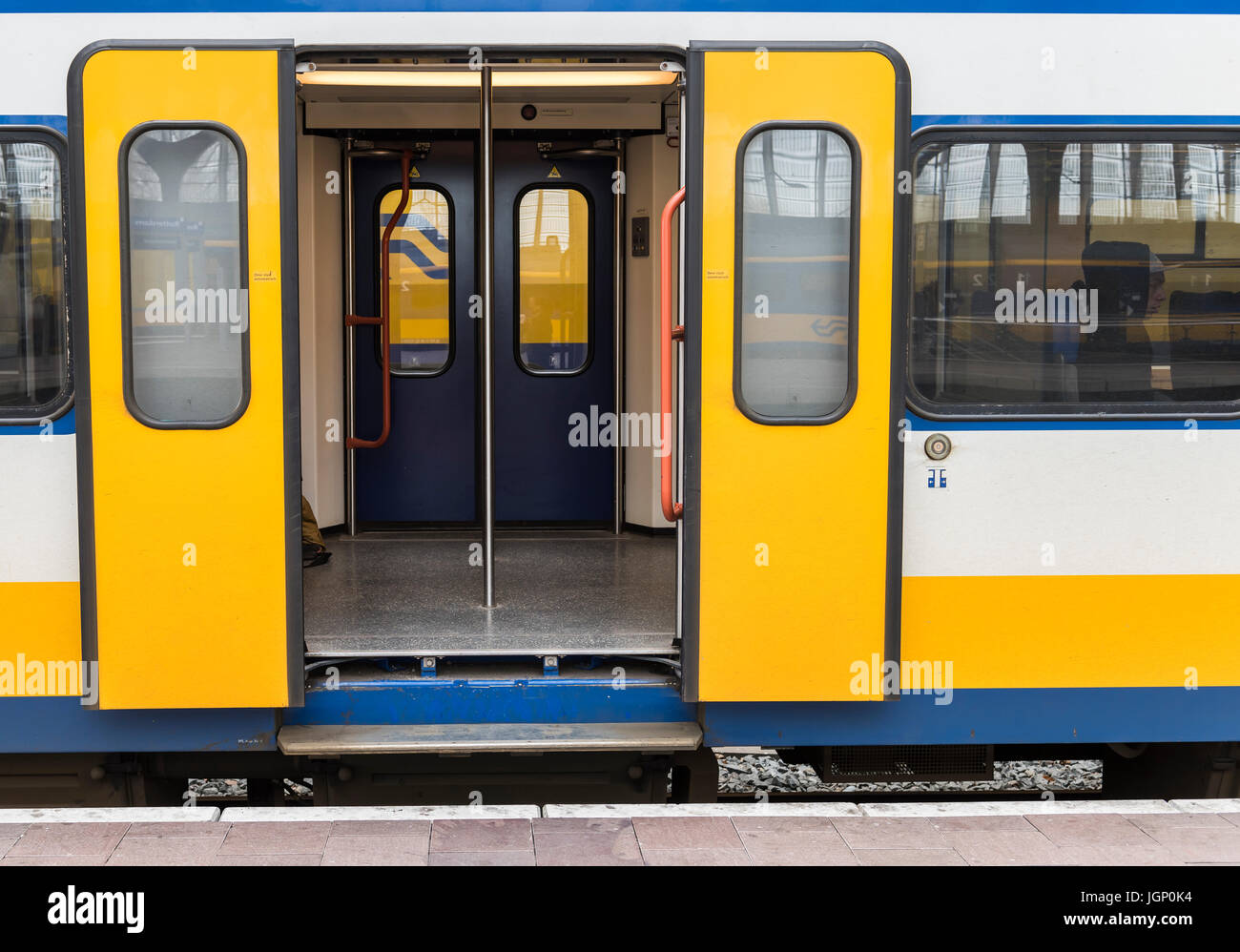 Rotterdam, Pays-Bas - le 10 mars 2017 : Porte d'un train en gare de Rotterdam aux Pays-Bas. Banque D'Images