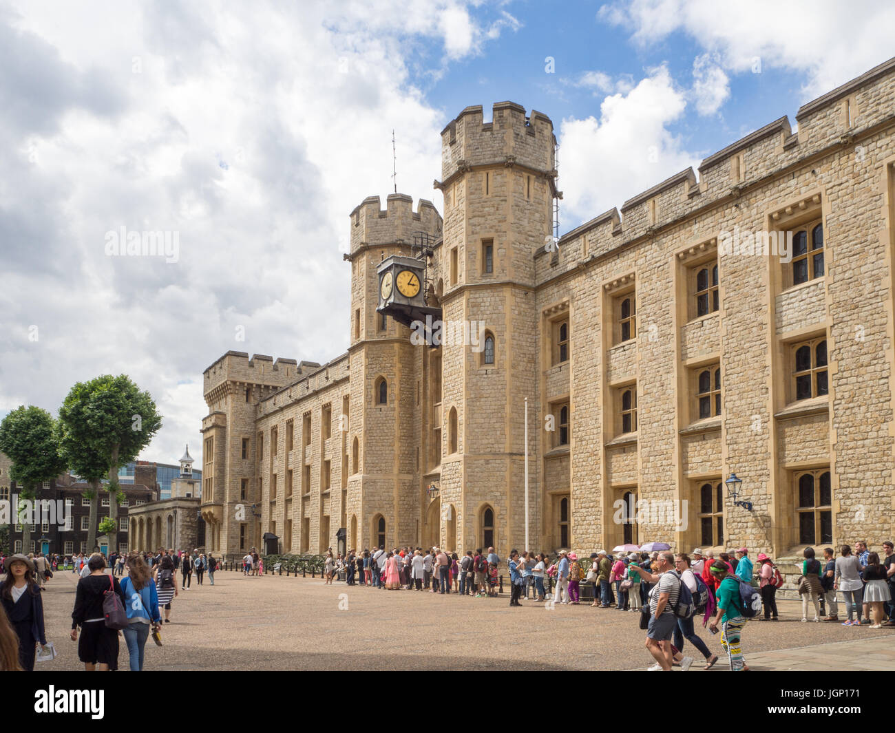 Tour de Londres, Londres, Angleterre, Royaume-Uni, été 2016 : [ les joyaux de la Couronne à la Tour de Londres, la ligne de personnes ] Banque D'Images
