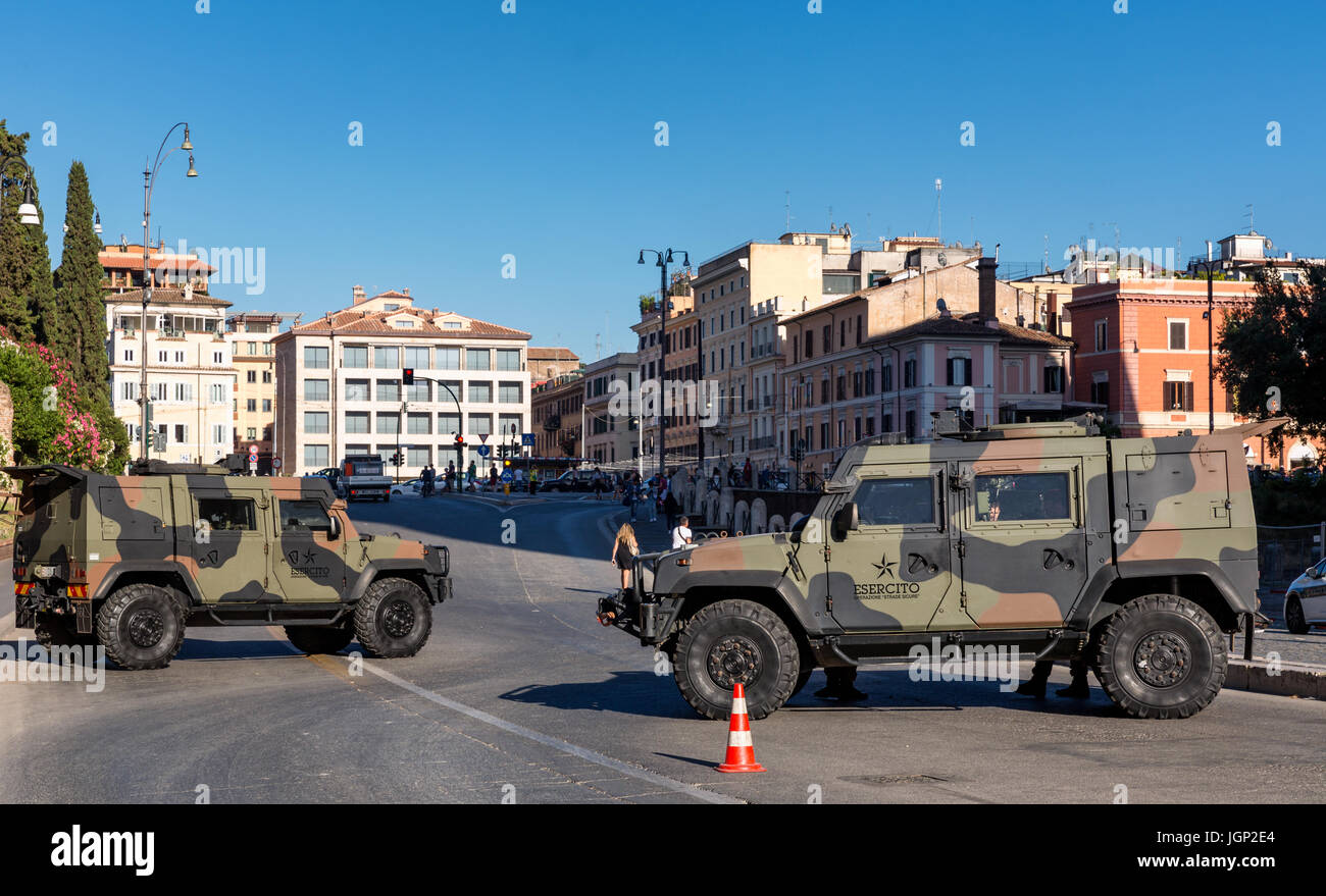 L'armée italienne dans le cadre l'opération "Street" à patrouiller dans des sites touristiques à Rome, Italie Banque D'Images