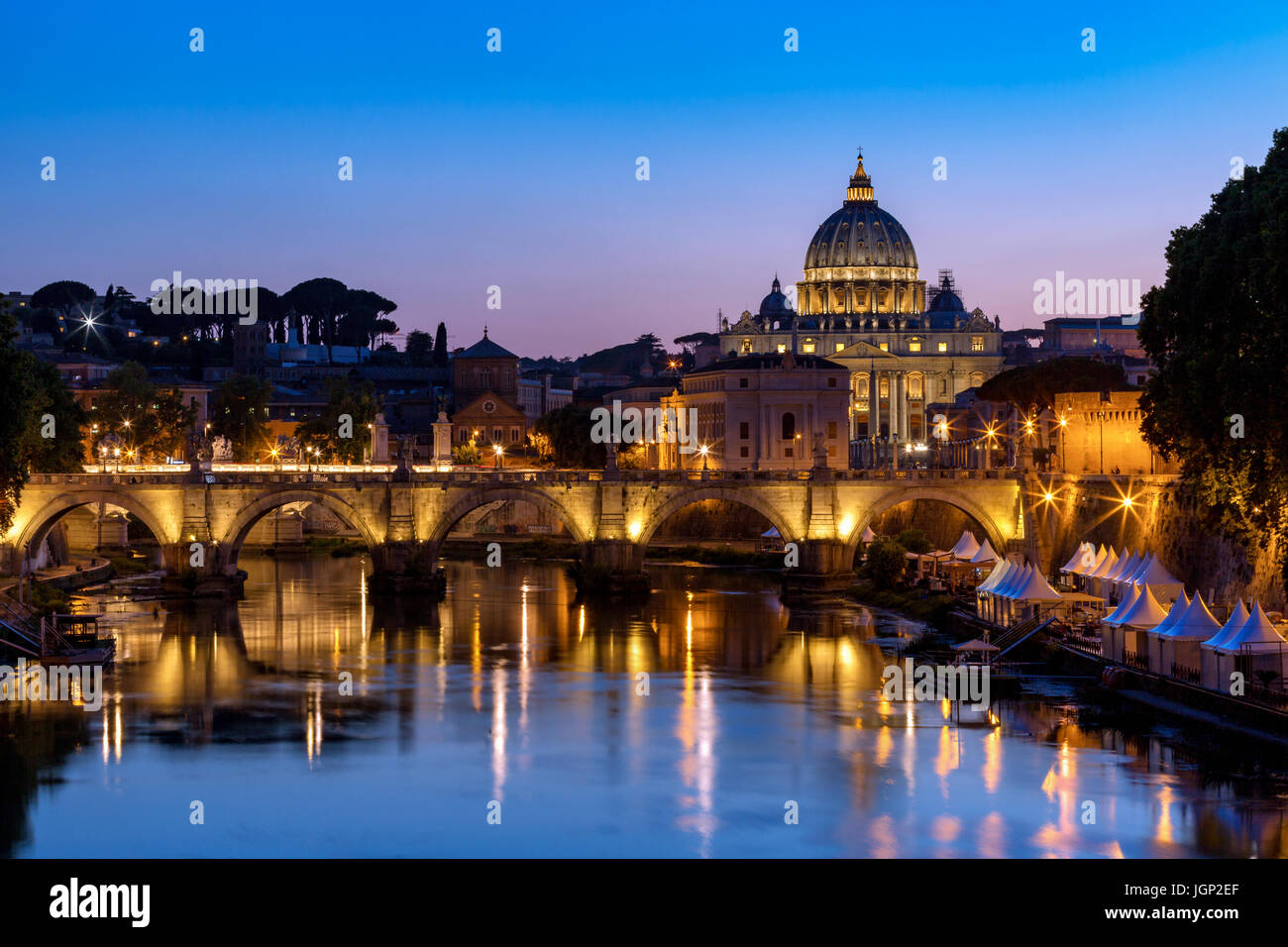 La basilique Saint Pierre avec Sant'Angelo's Bridge au coucher du soleil au Tibre, Rome, Italie Banque D'Images