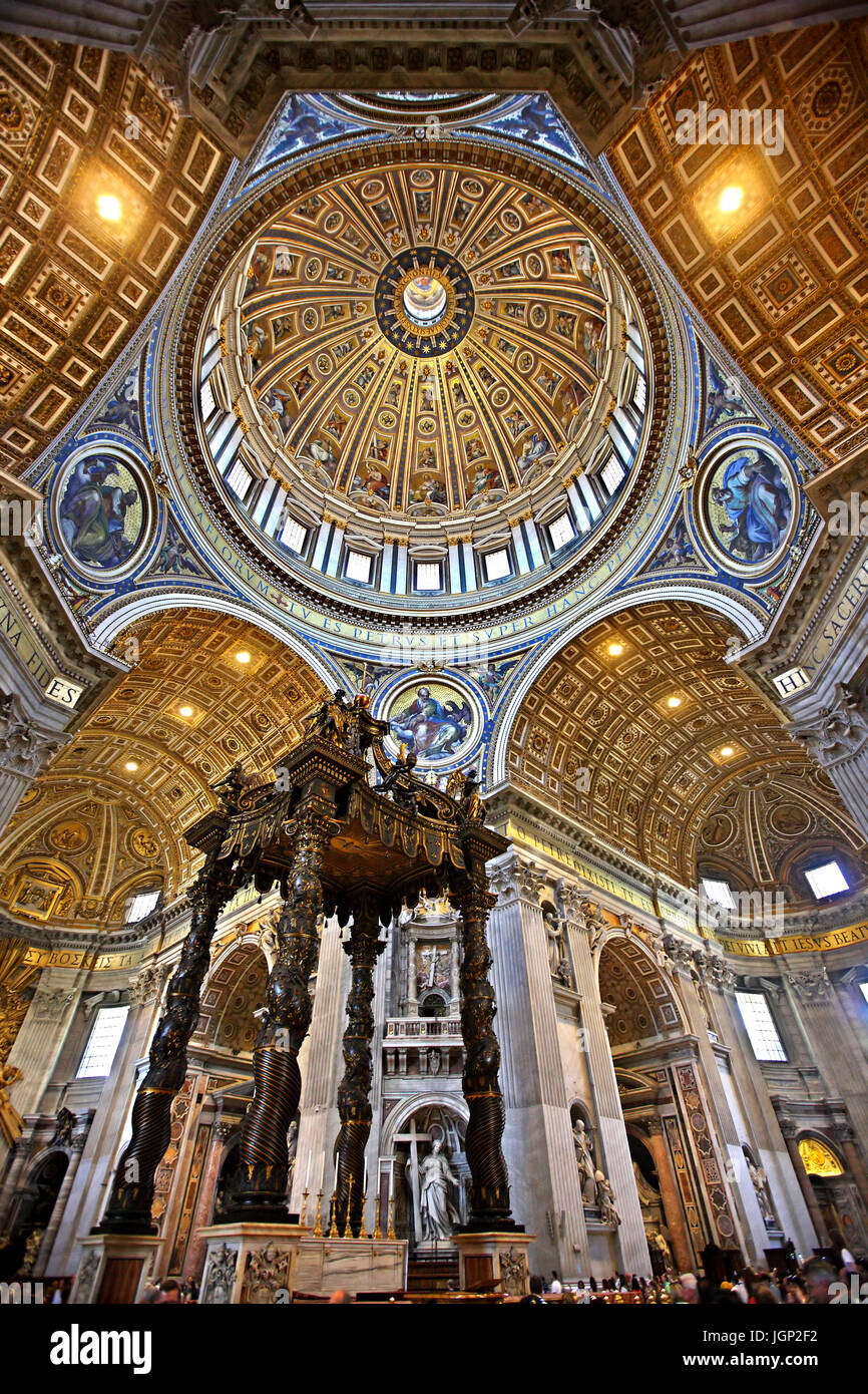 Le baldaquin du Bernin (auvent) sous l'imposante coupole de la Basilique St Pierre, état de la Cité du Vatican. Banque D'Images