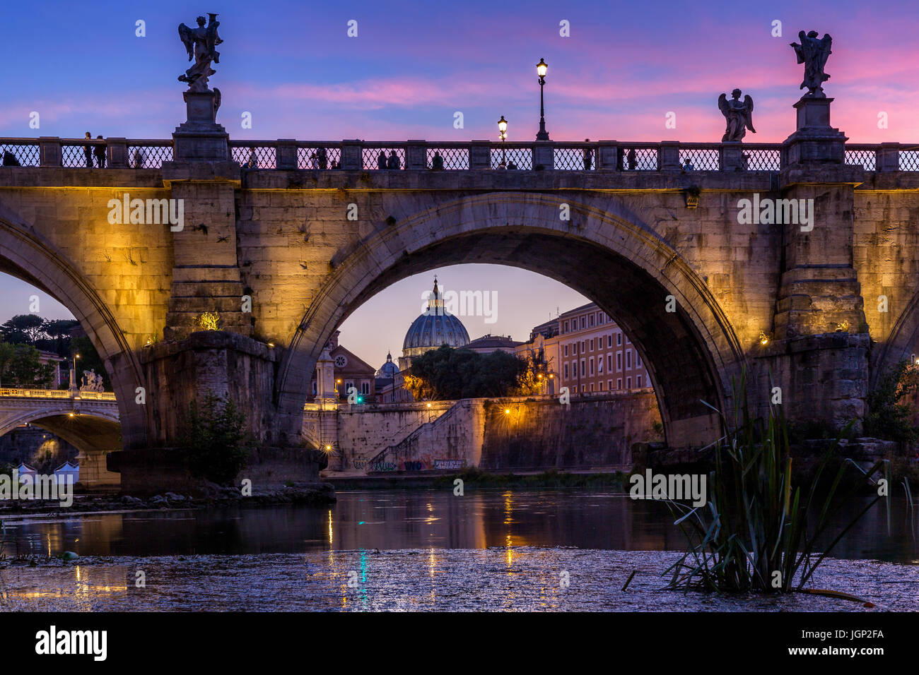 La basilique Saint Pierre avec Sant'Angelo's Bridge au coucher du soleil au Tibre, Rome, Italie Banque D'Images